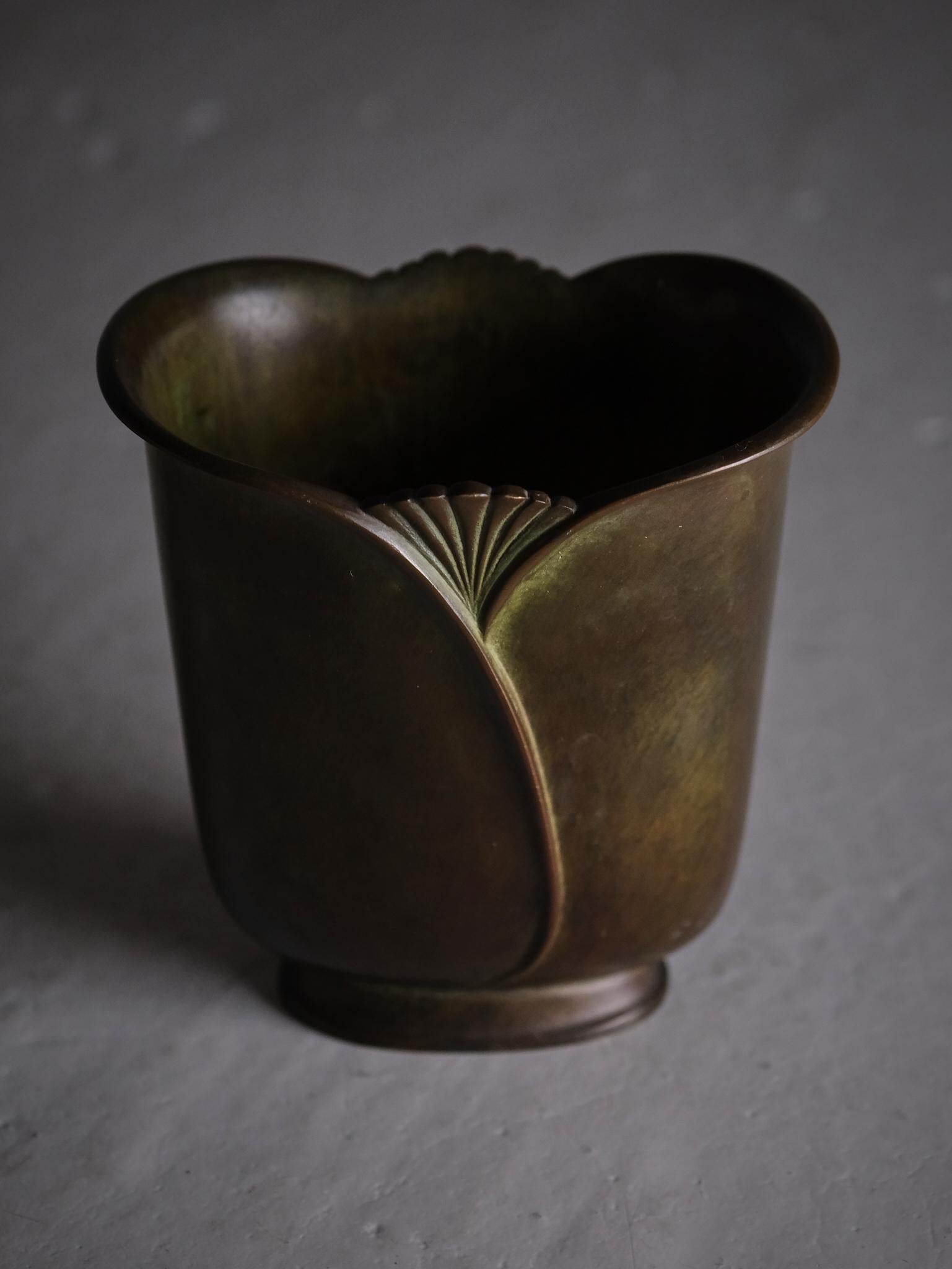 Bellissimo vaso art déco disegnato da Just Andersen per GAB, GAB, Guldsmedsaktiebolaget, in Svezia negli anni '30.

Realizzato in bronzo con ottimi dettagli. Timbro del produttore con numero di modello 