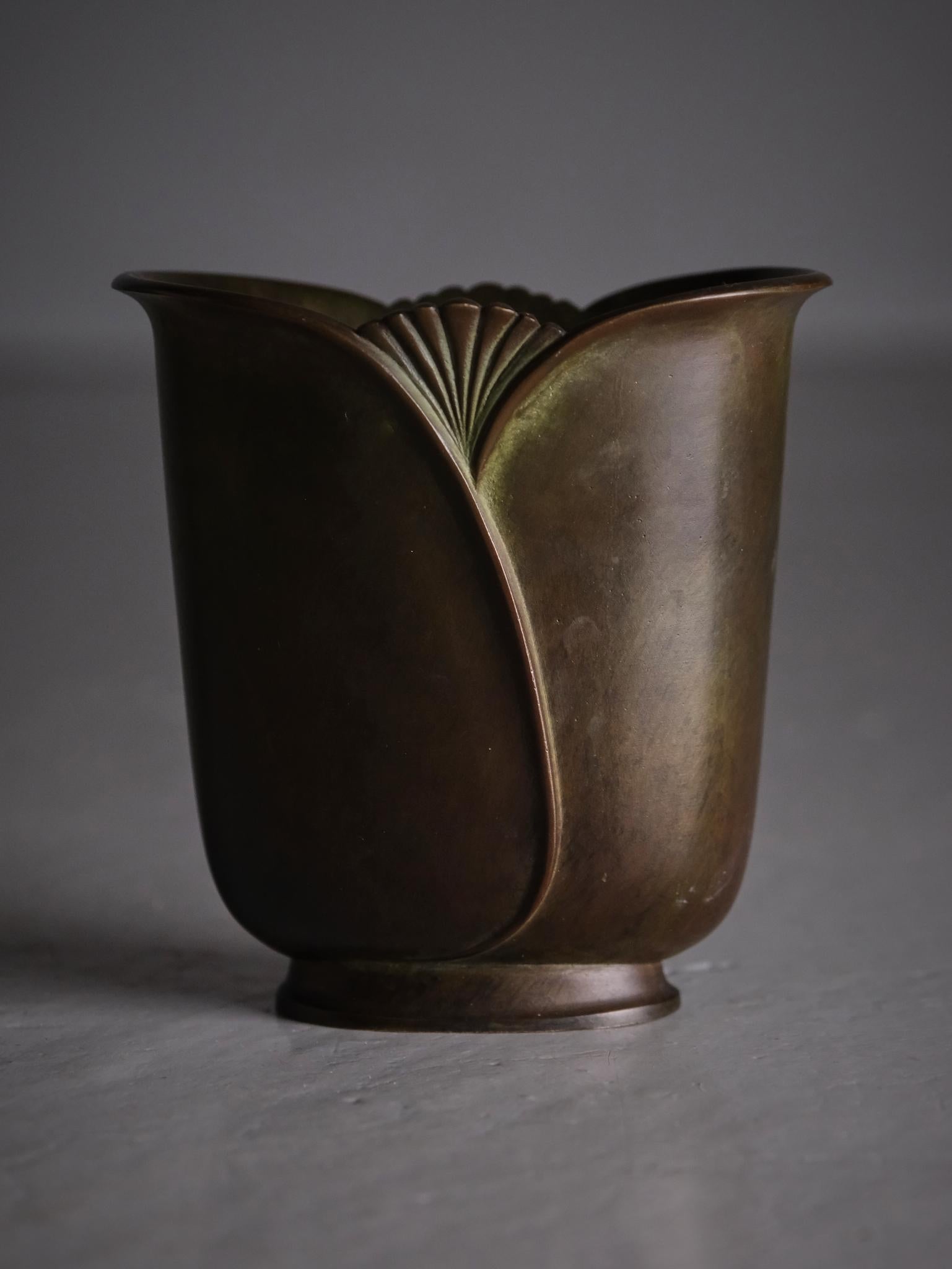 Scandinavo moderno Vaso in bronzo '212' disegnato da Just Andersen per GAB, Svezia, anni '30 in vendita