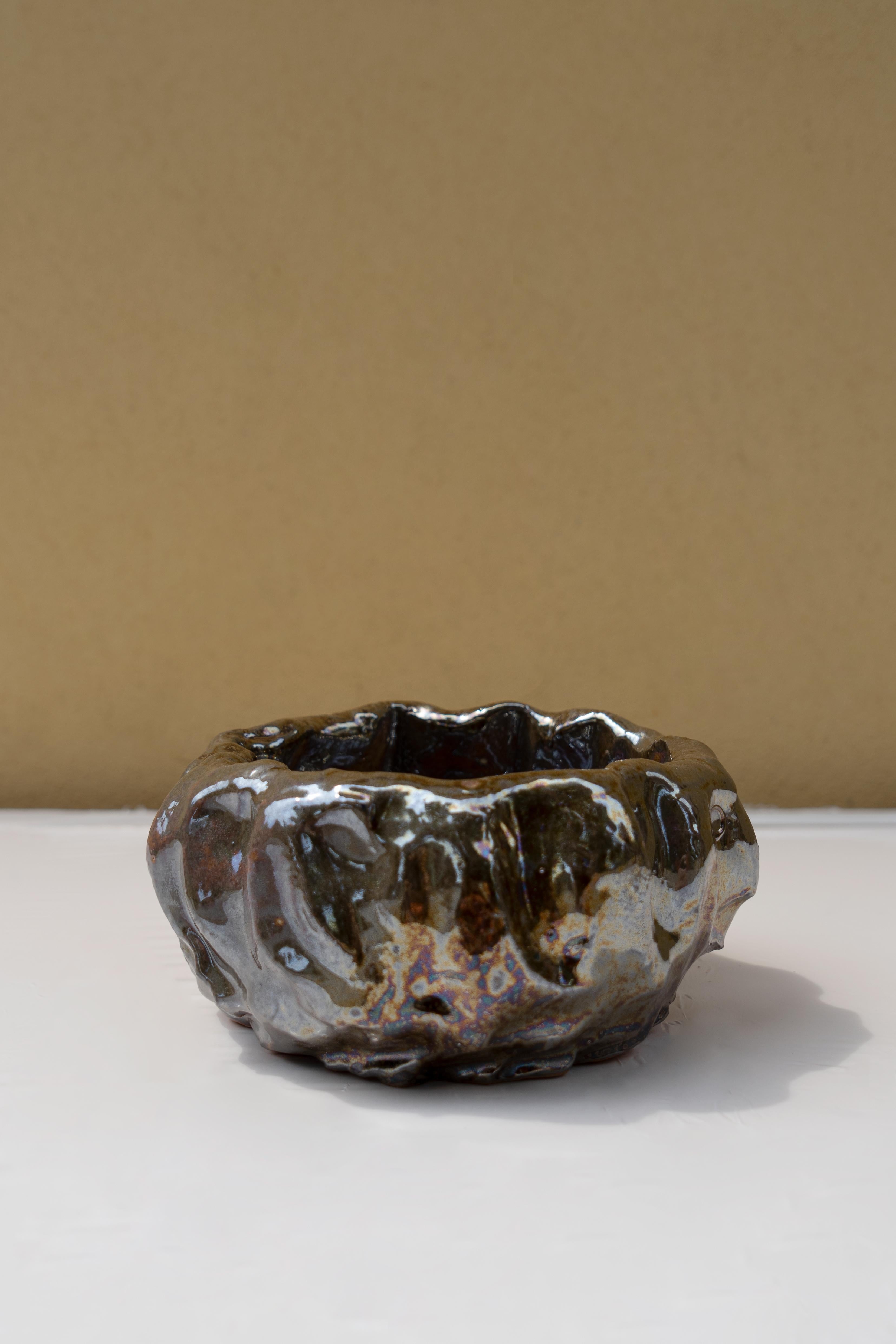 Vase en bronze de Daniele Giannetti
Dimensions : Ø 20 x H 10 cm.
Matériaux : terre cuite émaillée. 

Toutes les pièces sont réalisées en terre cuite de Montelupo, cuites une seule fois, puis colorées par Daniele Giannetti avec une base acrylique