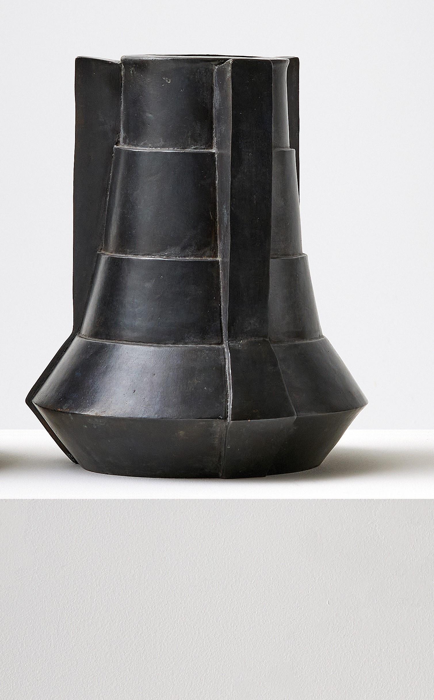 Bronze vase by Lupo Horio¯kami
Dimensions: Diameter 20 x height 30 cm
Materials: Bronze black acid

“The artwork [...] arises when the mind is willing to accept reality as it was the first time it meets it” (“aesthetics of the void”, g.