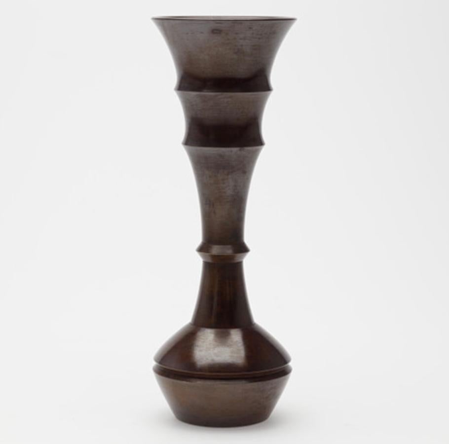 Bronze vase by Nakajima Yasumi II (1905-1986) Japan, from the period 1960-1970s. 
Stamped with the artist's seal. 
Height: 25.6 cm. (10