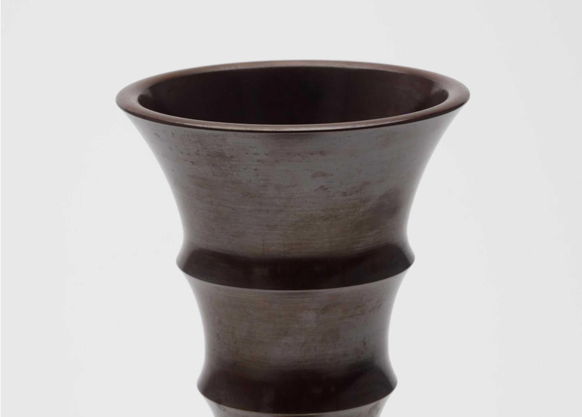 Bronze vase by Nakajima Yasumi II  In Excellent Condition For Sale In Long Island City, NY