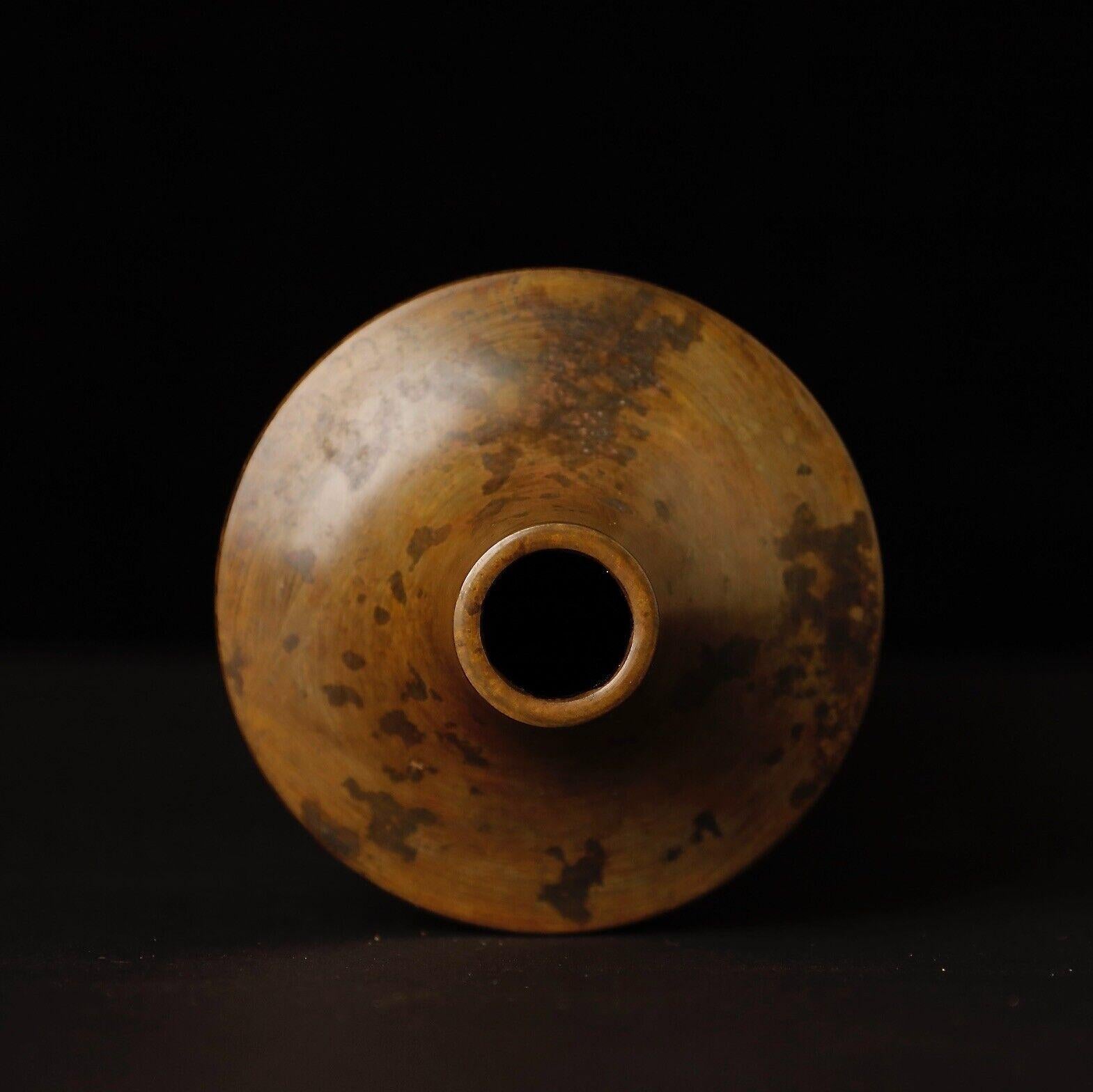 Bronze vase by renown Kasai Taizo (Nitten artist), 20th century In Good Condition For Sale In Fukuoka, JP