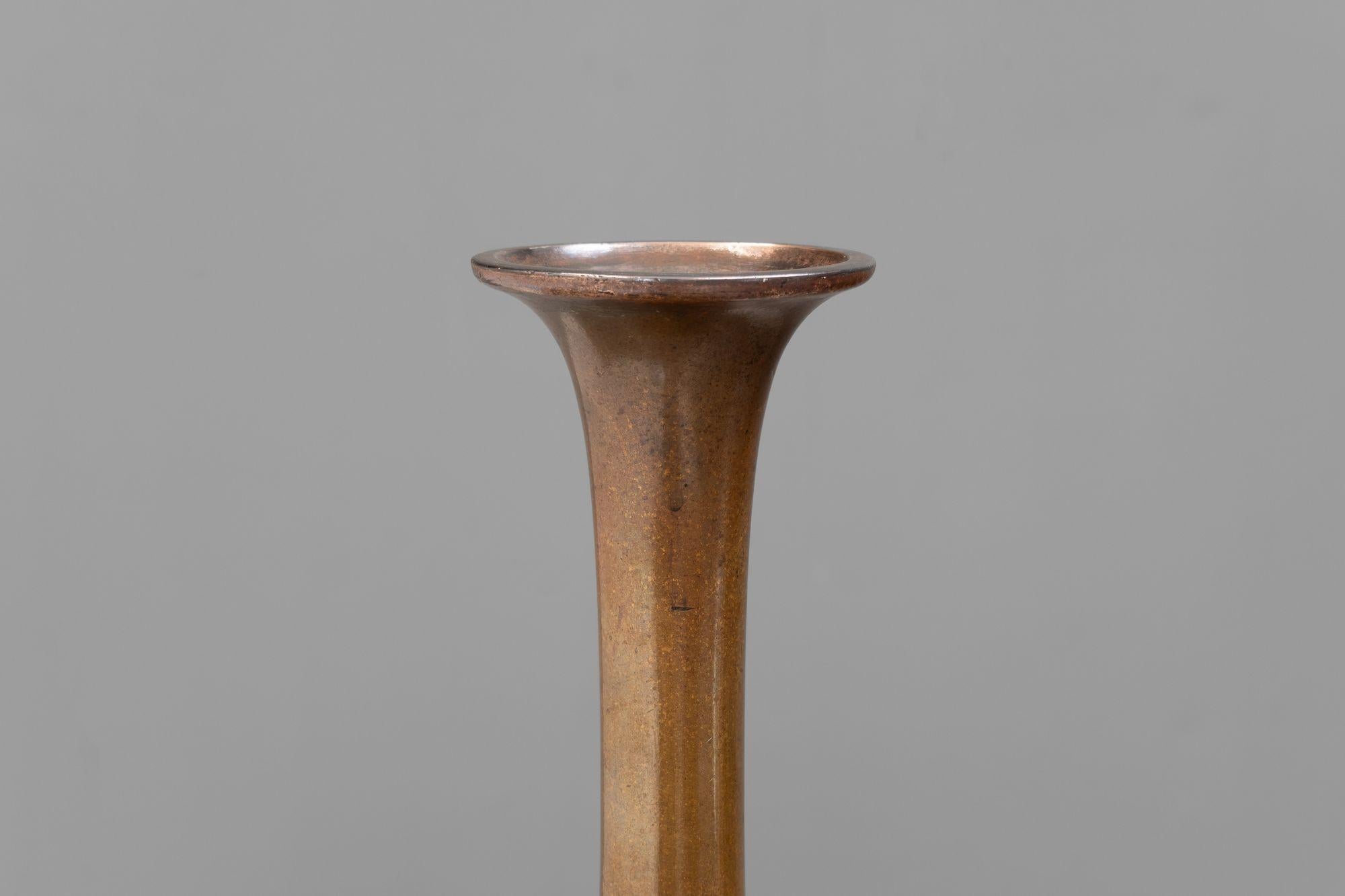 Tall bronze vase with a flared rim and a weighted base. Japanese style. Circa 1950.

H 39cm x W 17cm x D 17cm