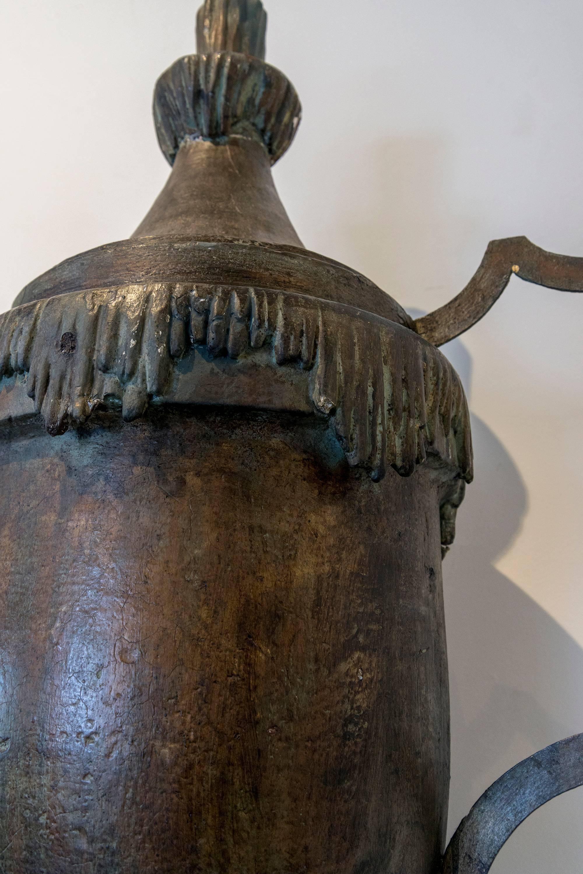 Brutalisme Fontaine à vase en bronze avec évier en marbre noir et base patinée en vente
