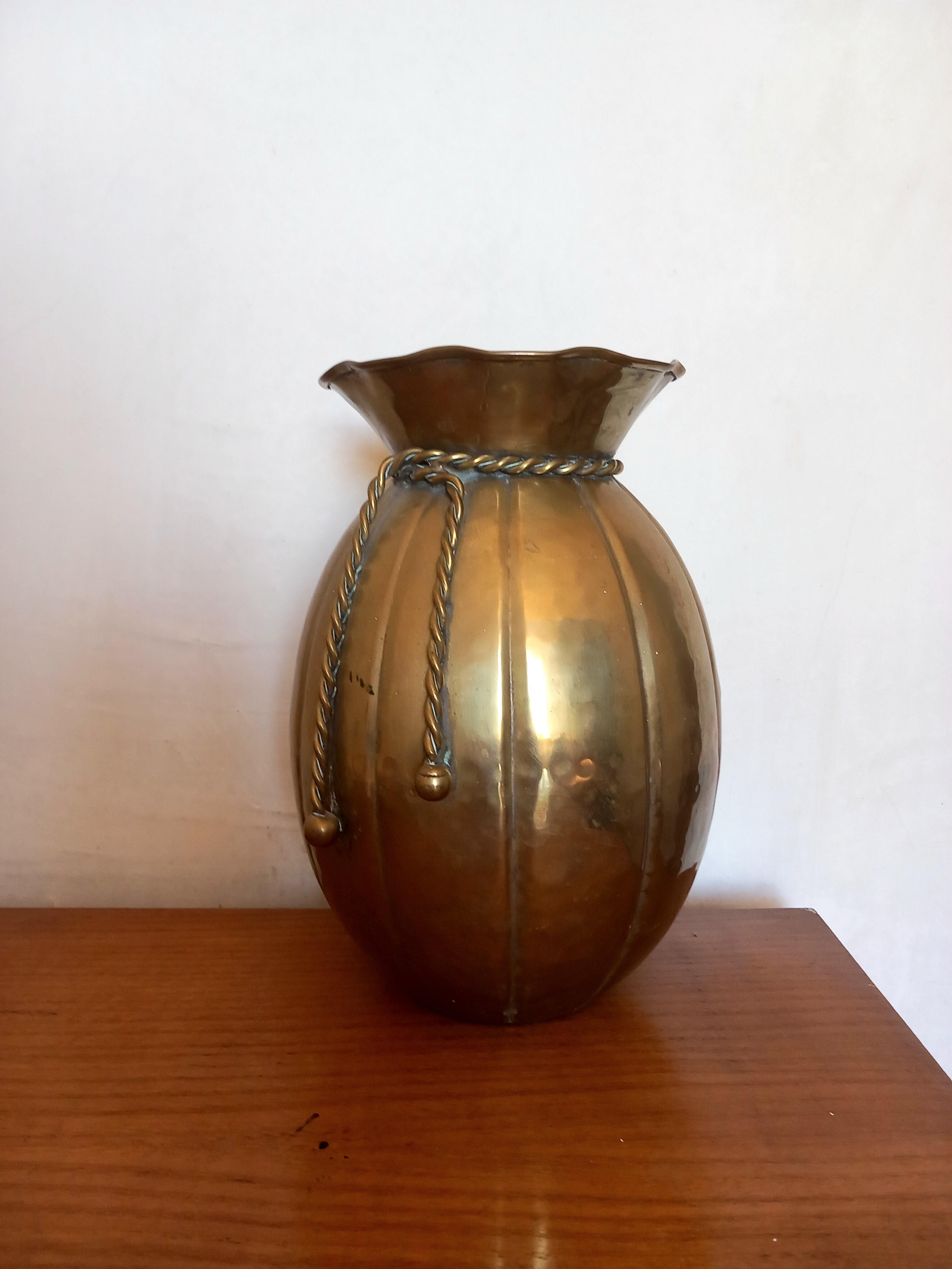 Vaso in ottone o bronzo a forma di sacchetto legato con una corda anch'essa in bronzo

Vaso perfetto per mettere un bouquet di fiori, secchi o freschi
 Ha un bellissimo colore dato dalla patina del tempo. Se preferisci che sia più lucido, puoi