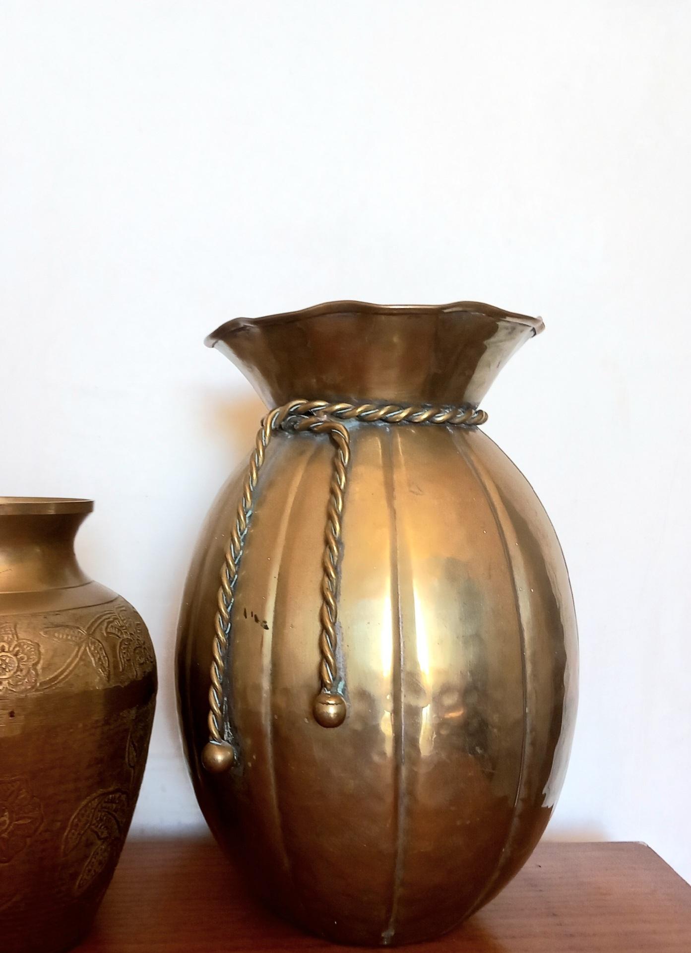 Vaso di bronzo a forma di borsa legato con una corda anch'essa di bronzo In condizioni buone in vendita a Mombuey, Zamora