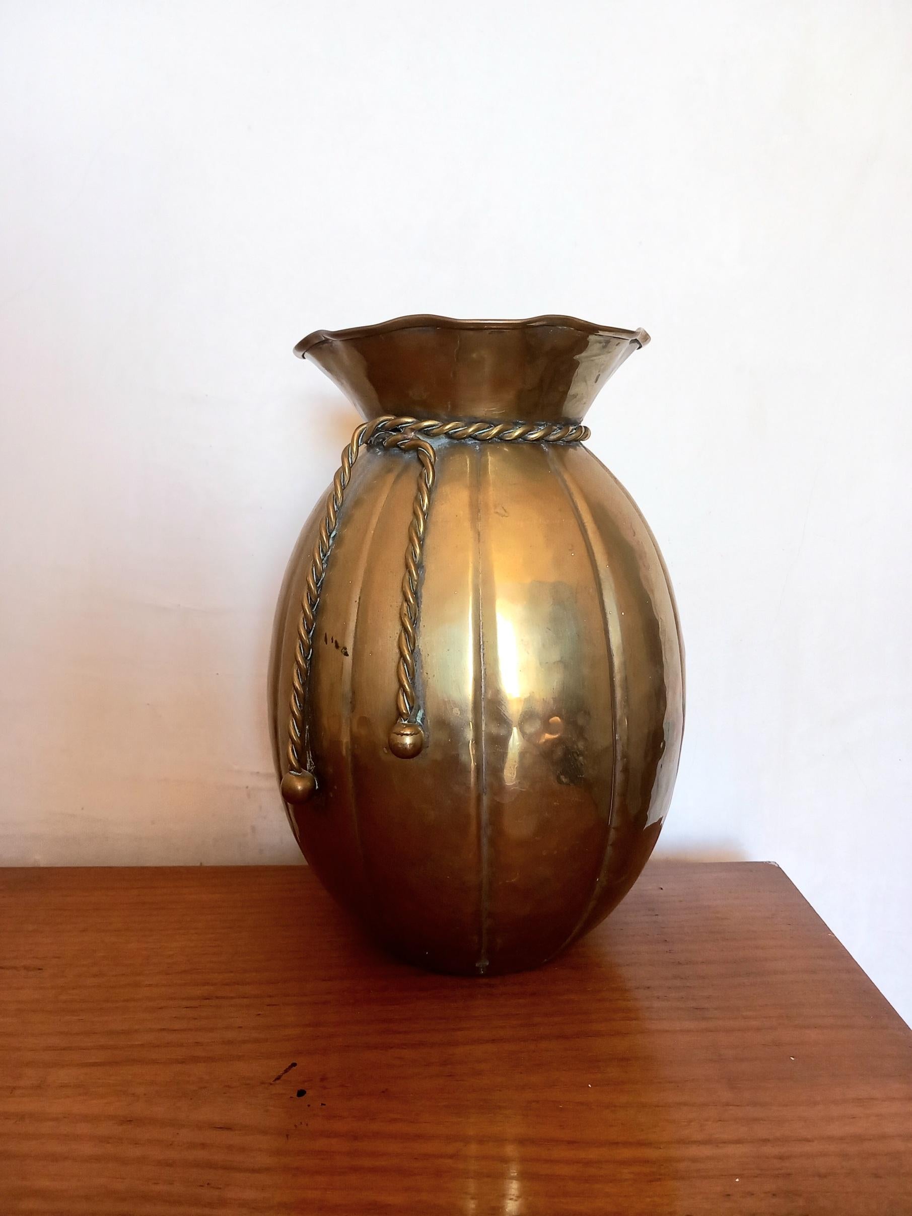 XX secolo Vaso di bronzo a forma di borsa legato con una corda anch'essa di bronzo in vendita