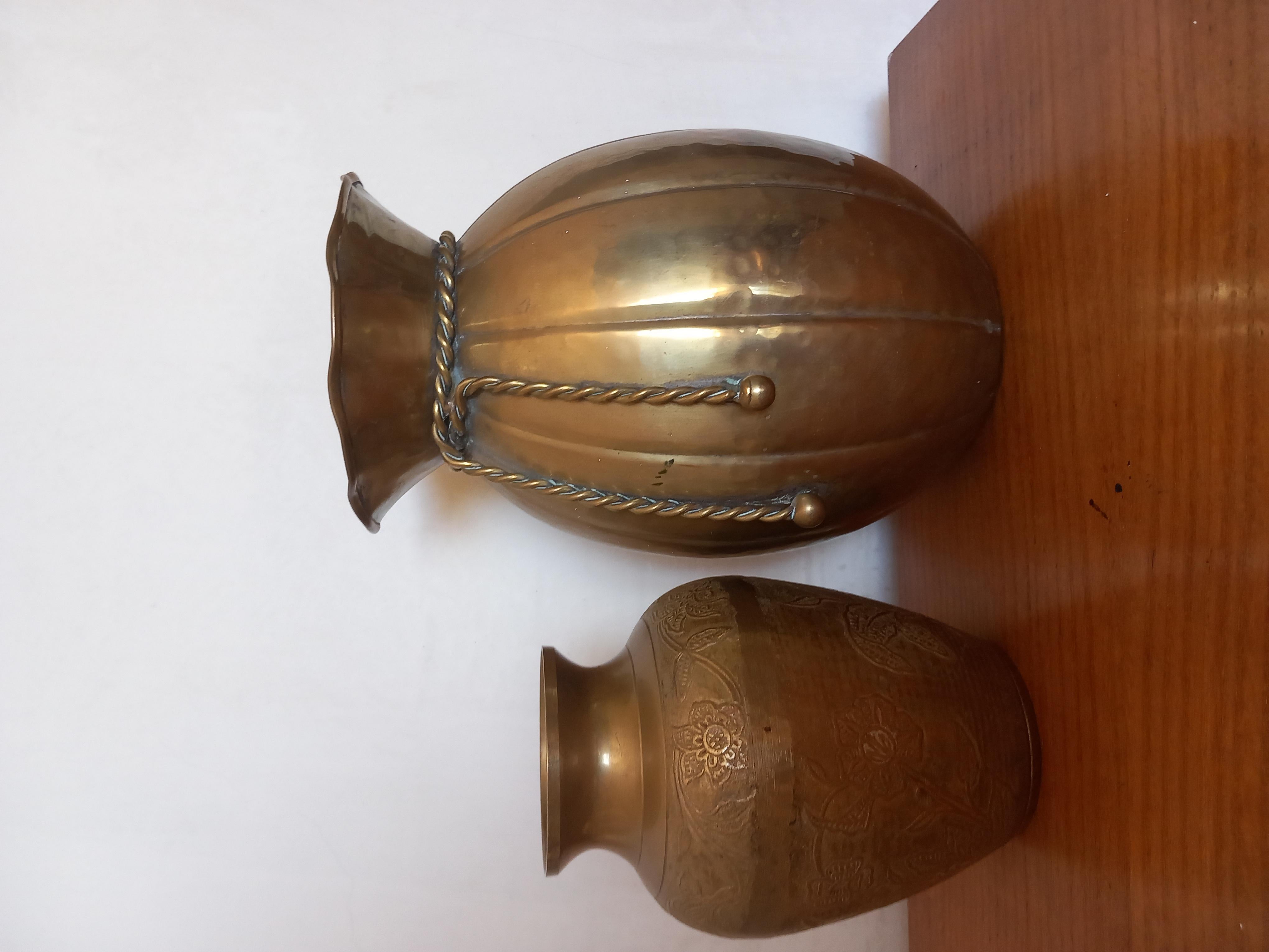 Vaso di bronzo a forma di borsa legato con una corda anch'essa di bronzo in vendita 1