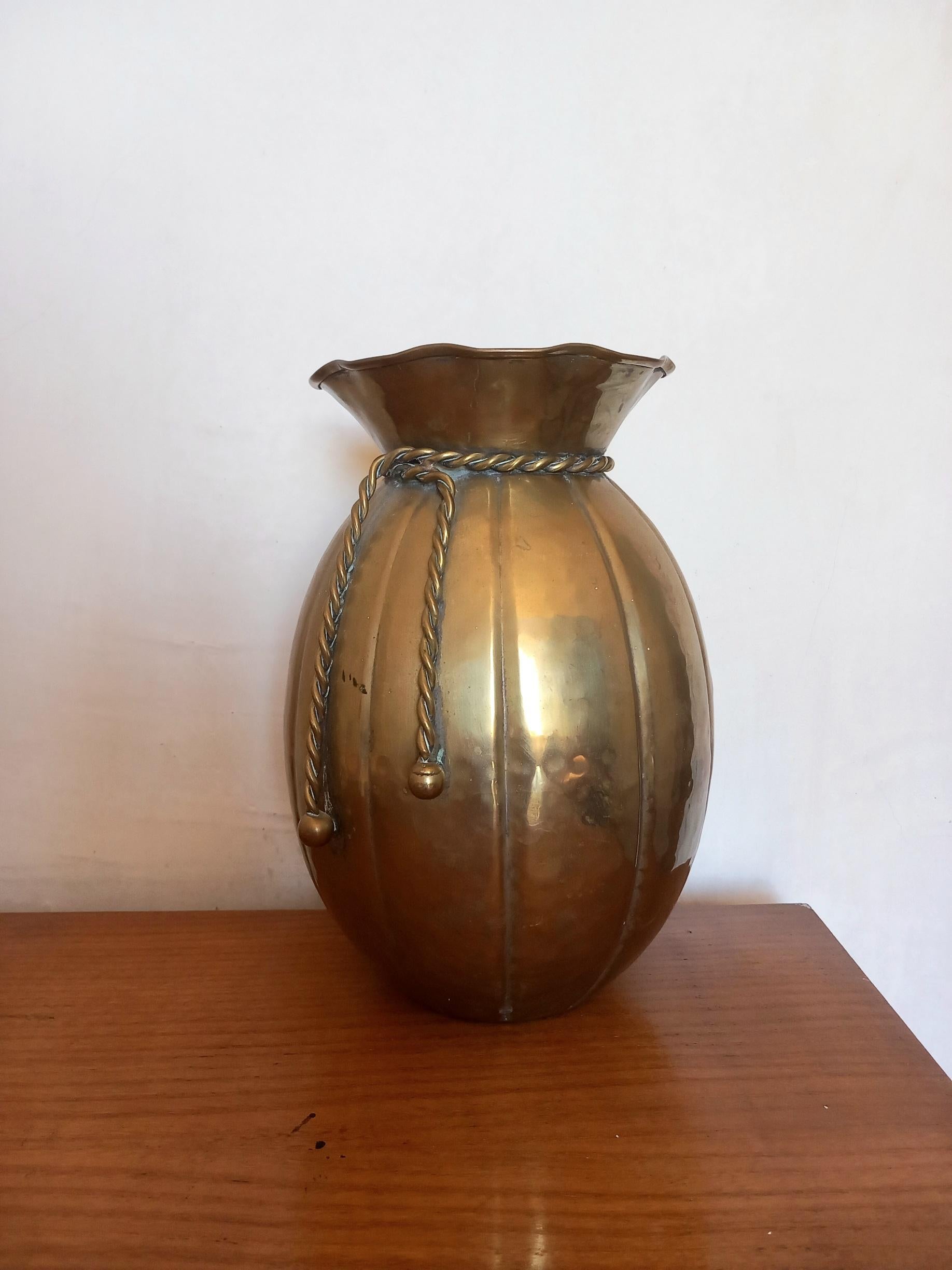 Vaso di bronzo a forma di borsa legato con una corda anch'essa di bronzo in vendita 2