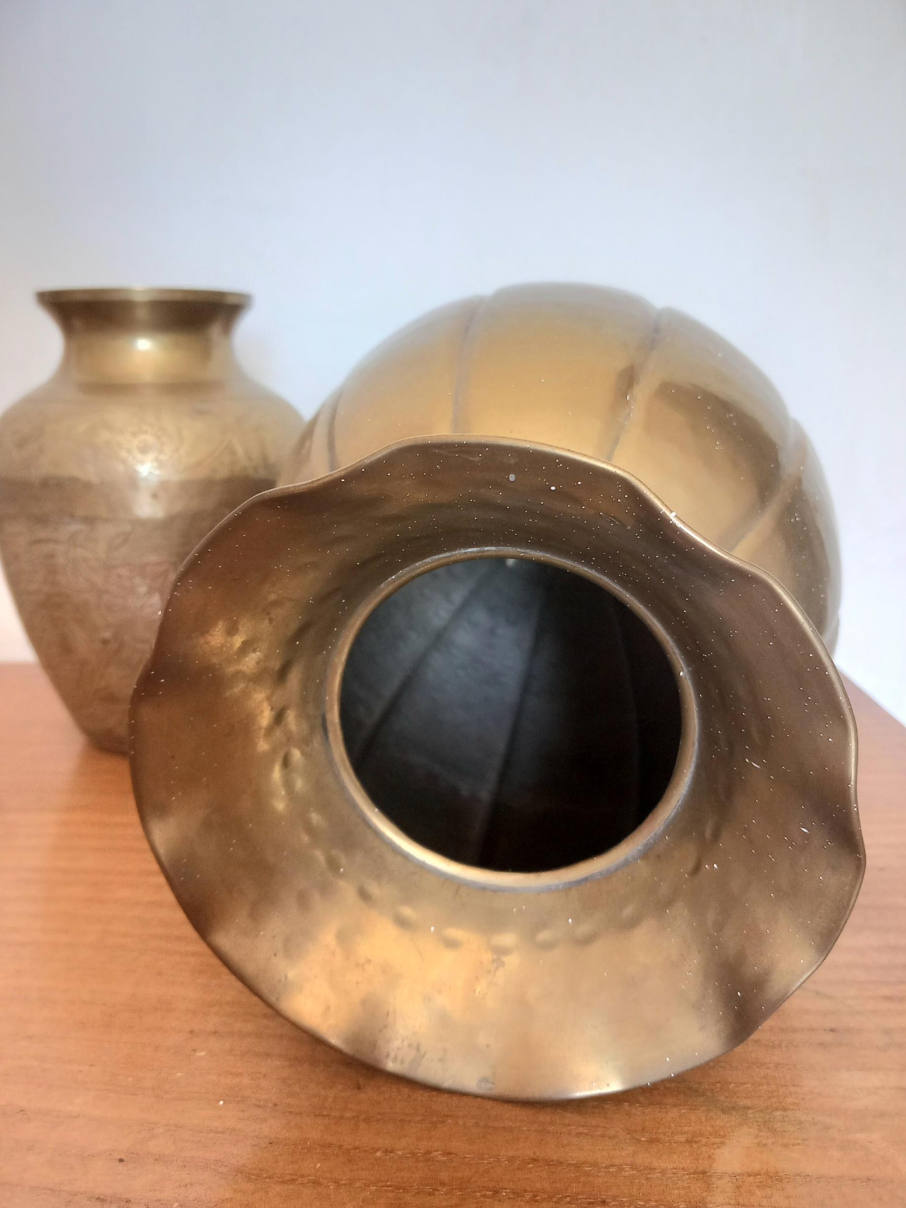 Vaso di bronzo a forma di borsa legato con una corda anch'essa di bronzo in vendita 3