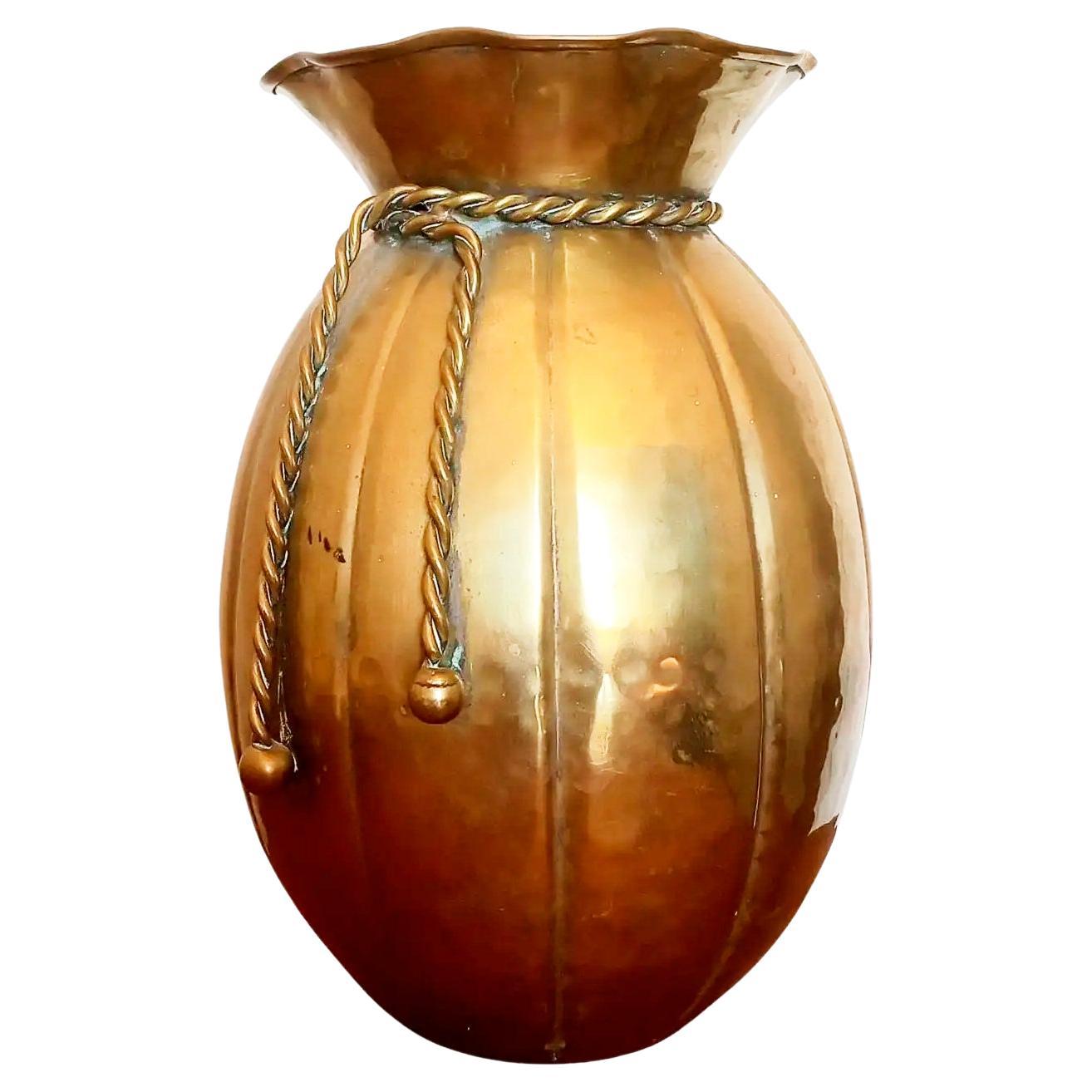 Vaso di bronzo a forma di borsa legato con una corda anch'essa di bronzo in vendita