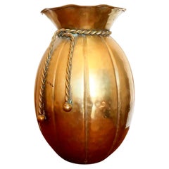  Vase en bronze en forme de sac recouvert d'un cordon également en bronze