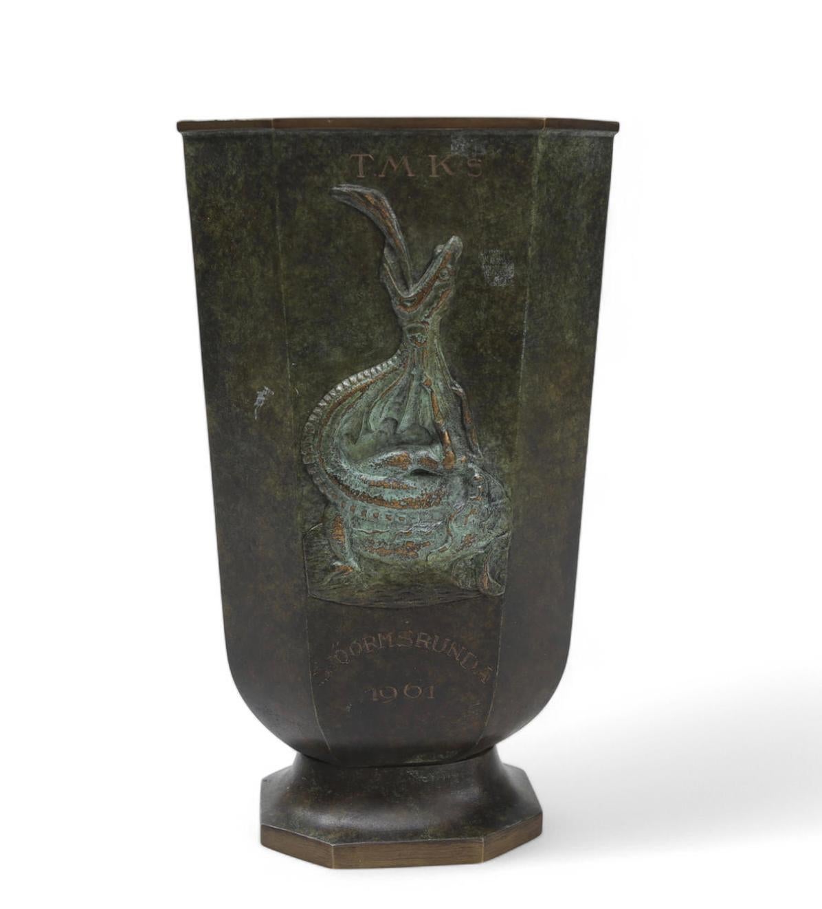 Vaso in bronzo, disegno attribuito a Just Andersen, Danimarca, 1930-40 circa. Motivo di una sirena su un serpente sinuoso. Inciso. 