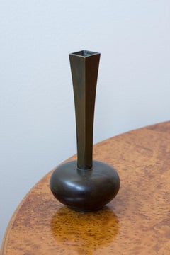 Vaso in bronzo, modello 67, disegnato da Jacob Ängman per GAB, Svezia, anni ’30