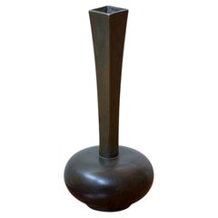 Vaso in bronzo, modello 67, disegnato da Jacob Ängman per GAB, Svezia, anni ’30