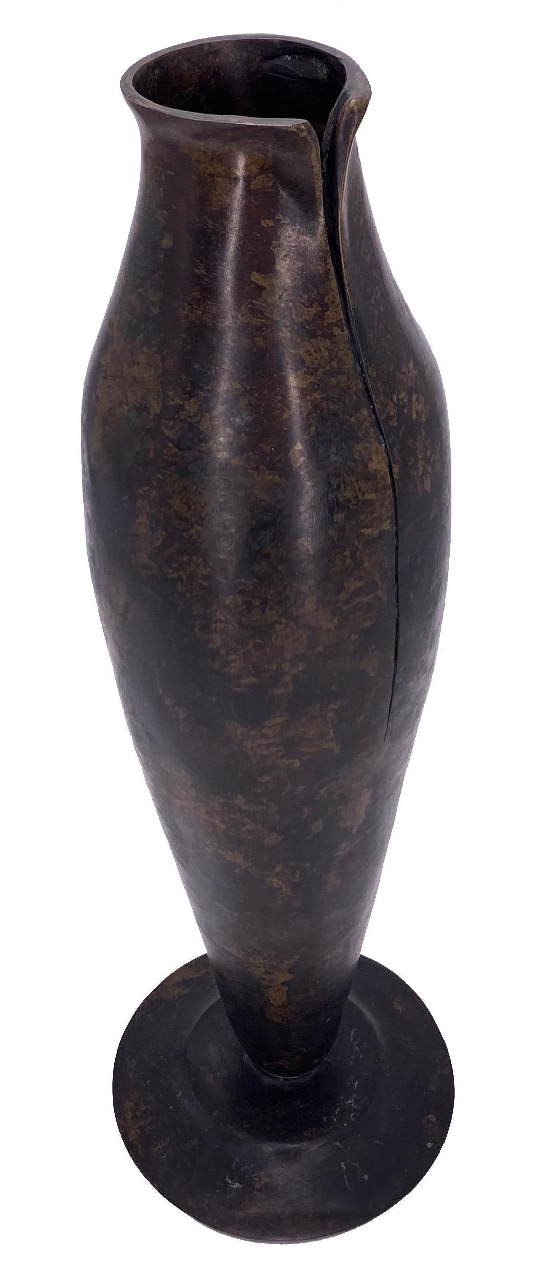 Larger quantities available upon request, with 8 weeks production time.

Description: Bronze Vase, The Gourd
Color: Bronze
Size: 14Ø x 42H cm
Material: Bronze
Collection: Mid Century Rhythm