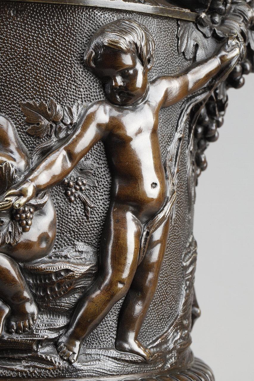 Vase en bronze avec putti récoltant dans la cueillette de Clodion, 19ème siècle en vente 5