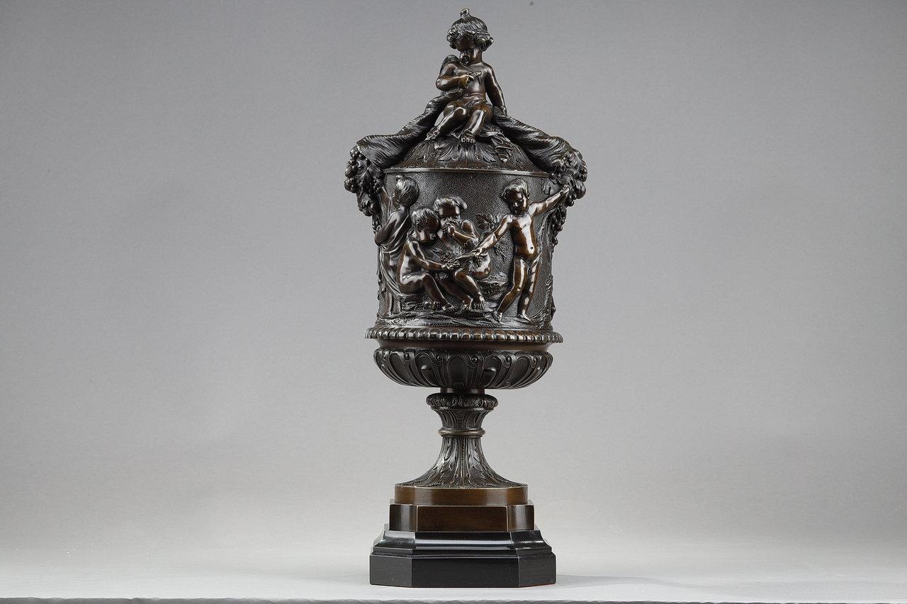 Vase en bronze avec putti récoltant dans la cueillette de Clodion, 19ème siècle en vente 7