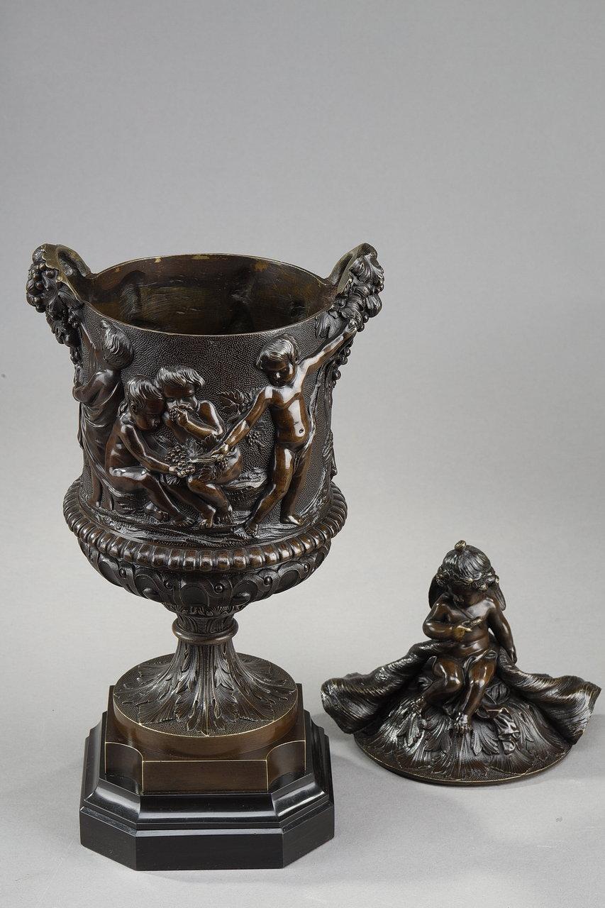 Vase en bronze avec putti récoltant dans la cueillette de Clodion, 19ème siècle en vente 11