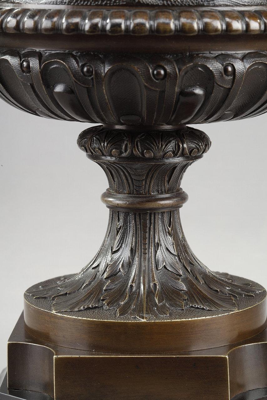 Vase en bronze avec putti récoltant dans la cueillette de Clodion, 19ème siècle en vente 12