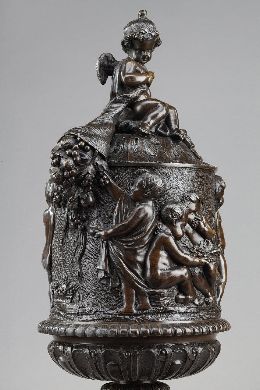 Français Vase en bronze avec putti récoltant dans la cueillette de Clodion, 19ème siècle en vente