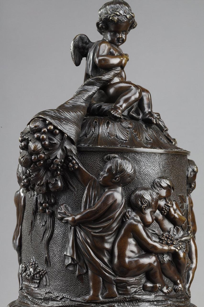 Vase en bronze avec putti récoltant dans la cueillette de Clodion, 19ème siècle Bon état - En vente à Paris, FR