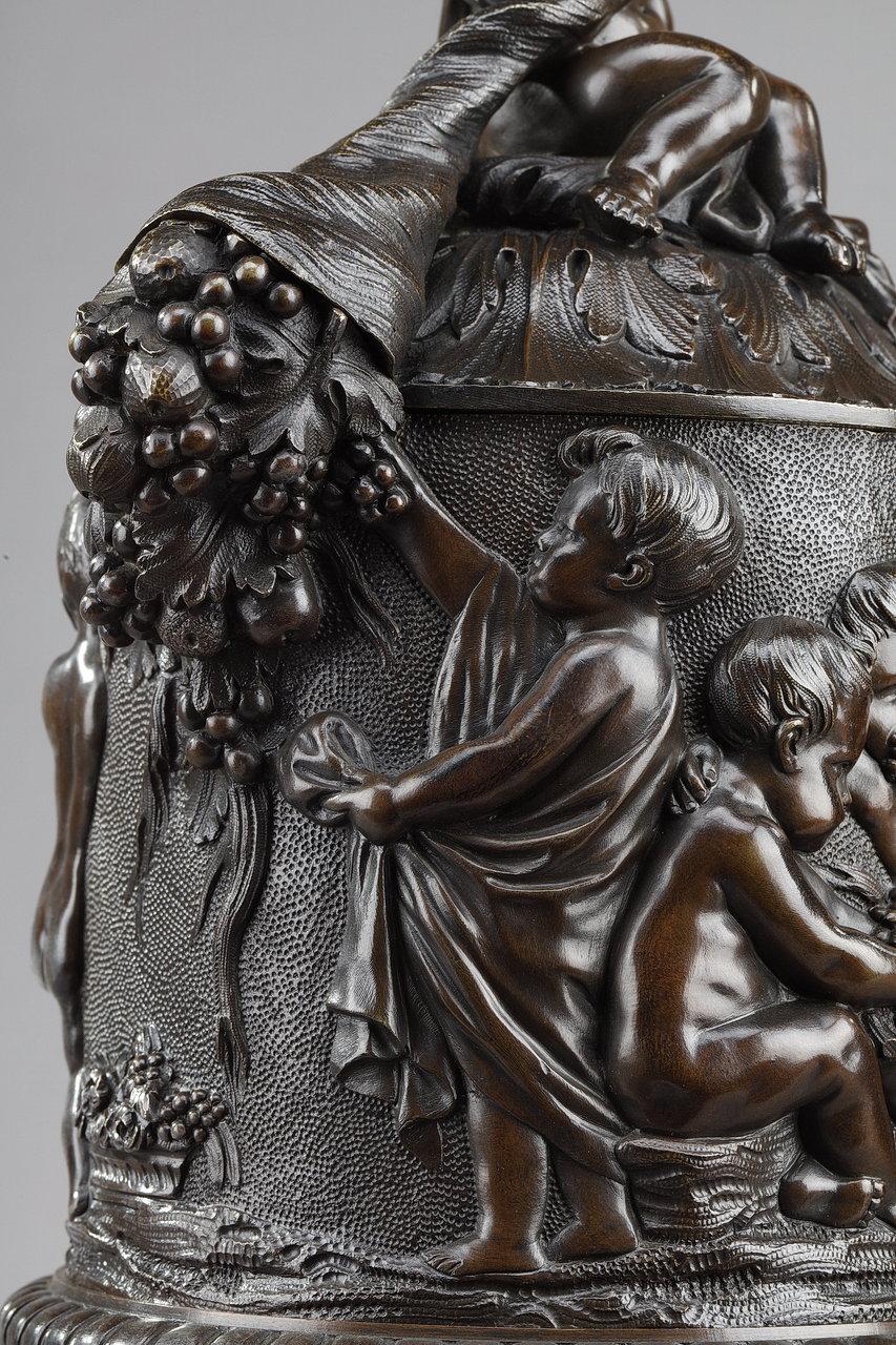 XIXe siècle Vase en bronze avec putti récoltant dans la cueillette de Clodion, 19ème siècle en vente
