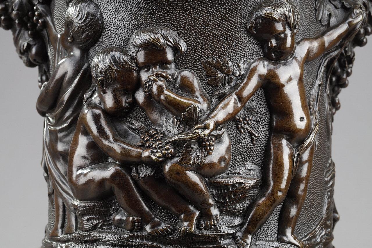 Vase en bronze avec putti récoltant dans la cueillette de Clodion, 19ème siècle en vente 1
