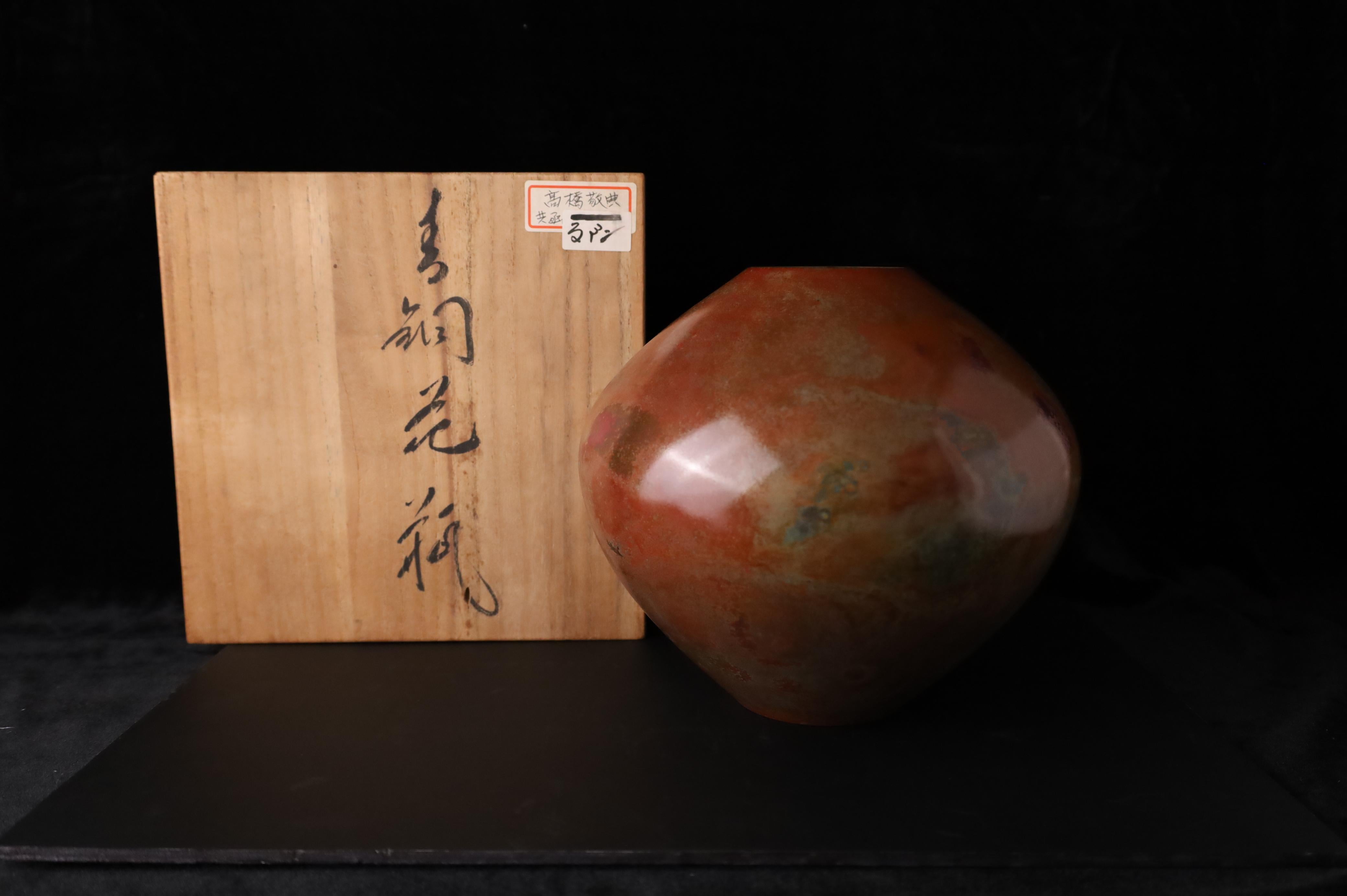 Un elegante vaso in bronzo di Takahashi Keiten (1915-2007), uno dei più celebri artisti giapponesi del metallo e nominato Tesoro Nazionale Vivente. Questo pezzo mette in mostra l'uso magistrale di Keiten dello shakudō, una lega tradizionale