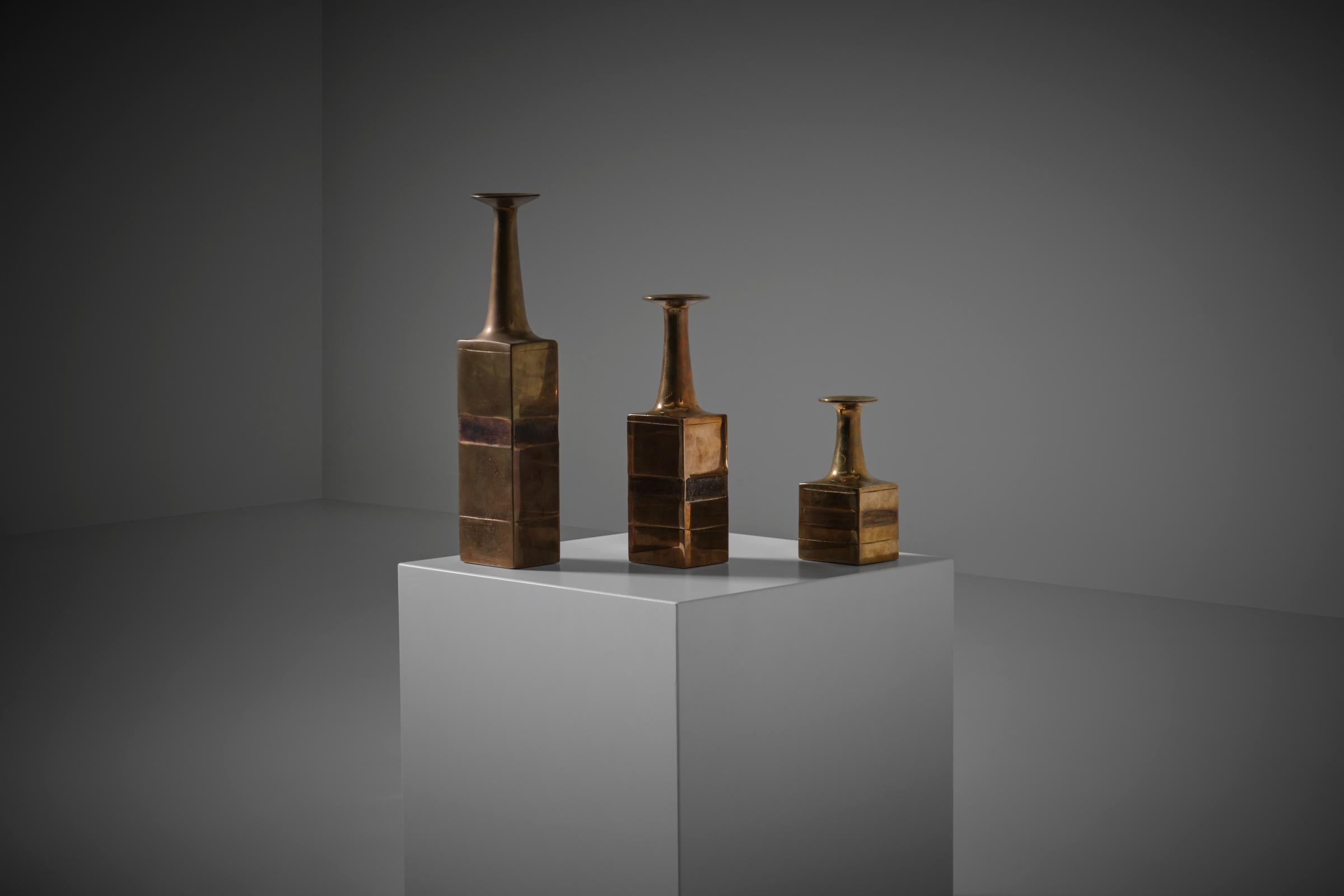 Sculptural bronze vases by Bruno Gambone (1936 -2021), Italy 1970s. Beautiful quadrangular shaped vases with nicely tapered neck and elegant tulip edges, made in cast bronze with a nice warm patina. The vases show an interesting linear textured