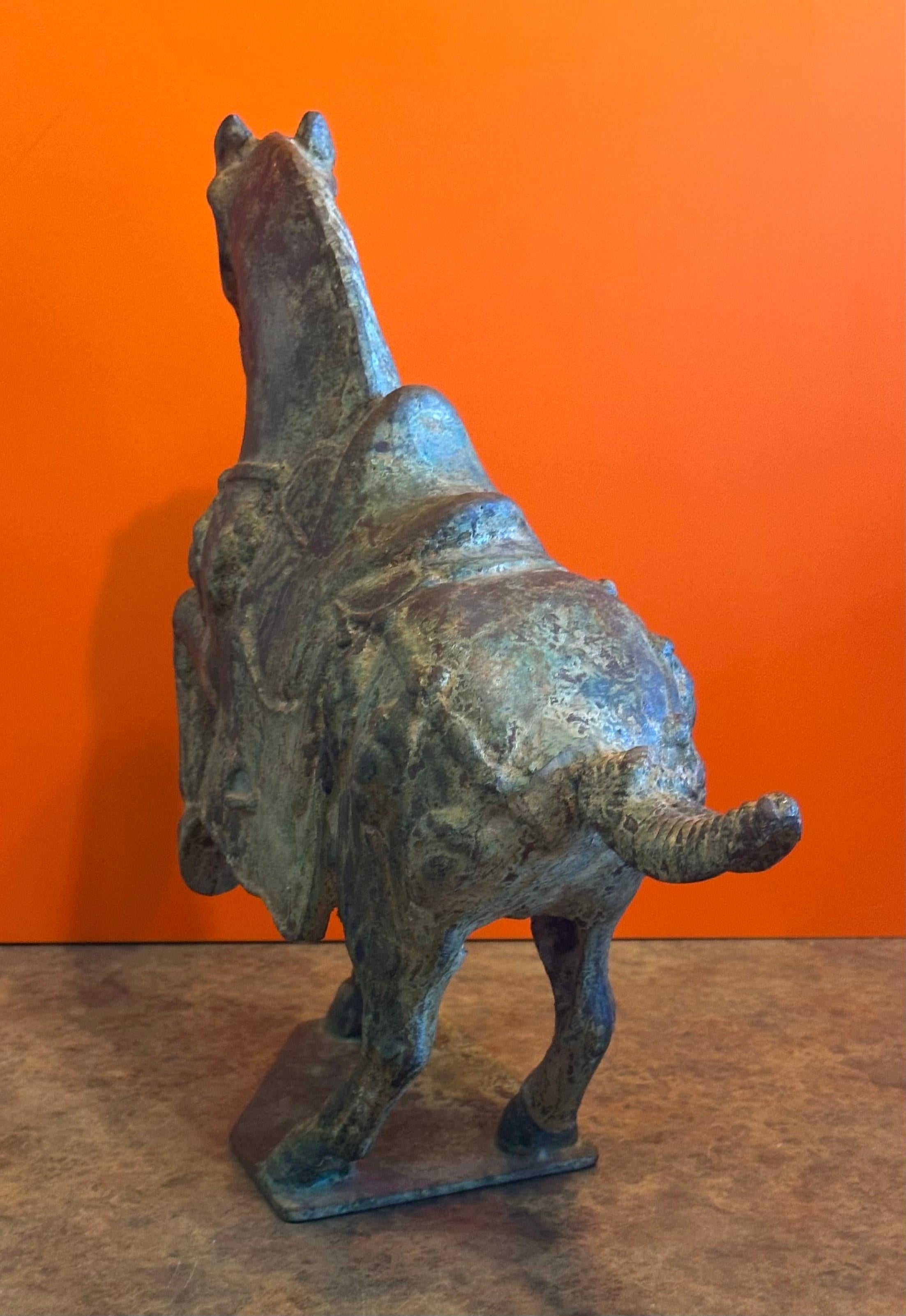 Sculpture chinoise en bronze vert-de-gris représentant un cheval T'ang en vente 3