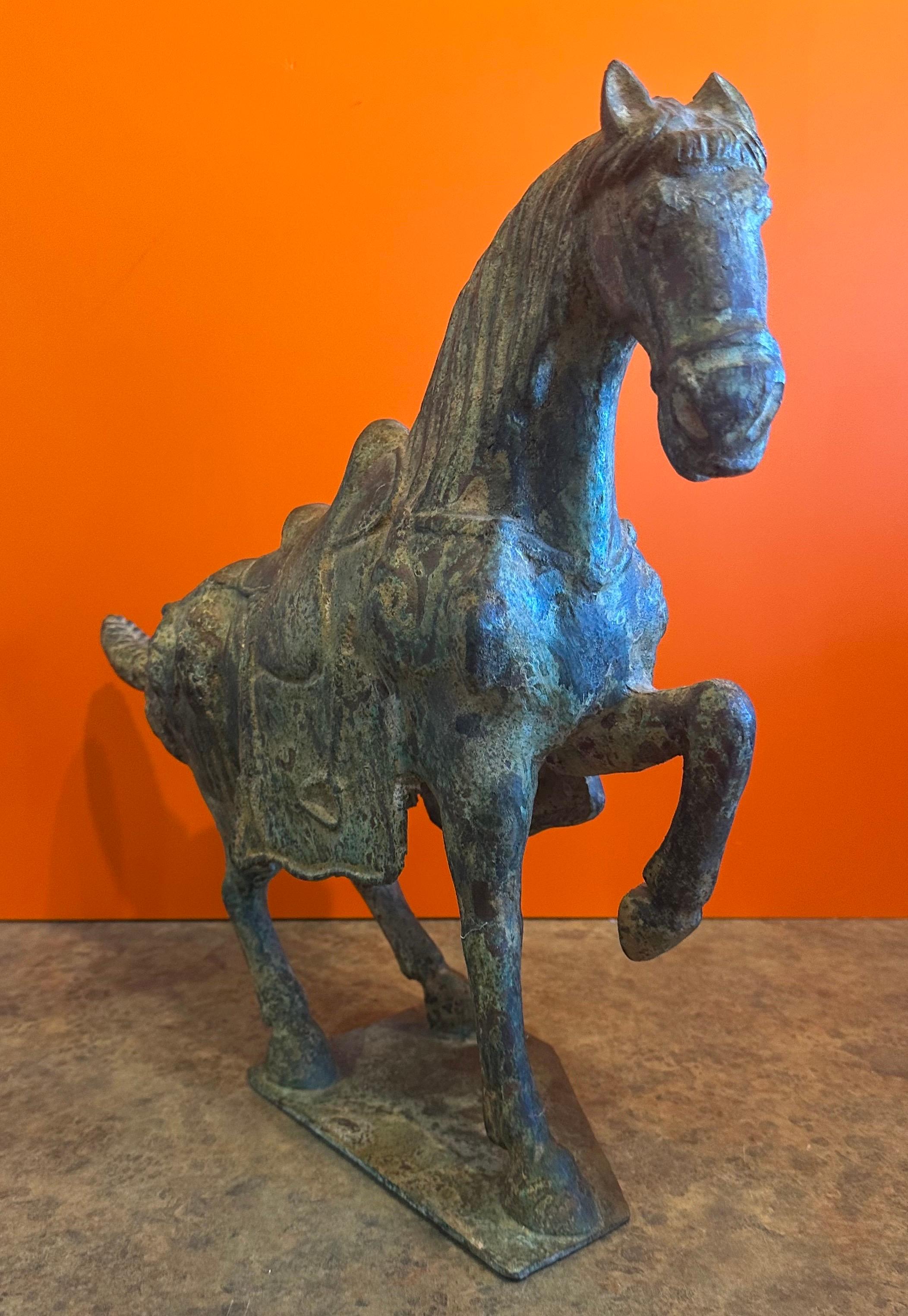 Sculpture chinoise en bronze vert-de-gris représentant un cheval T'ang en vente 4