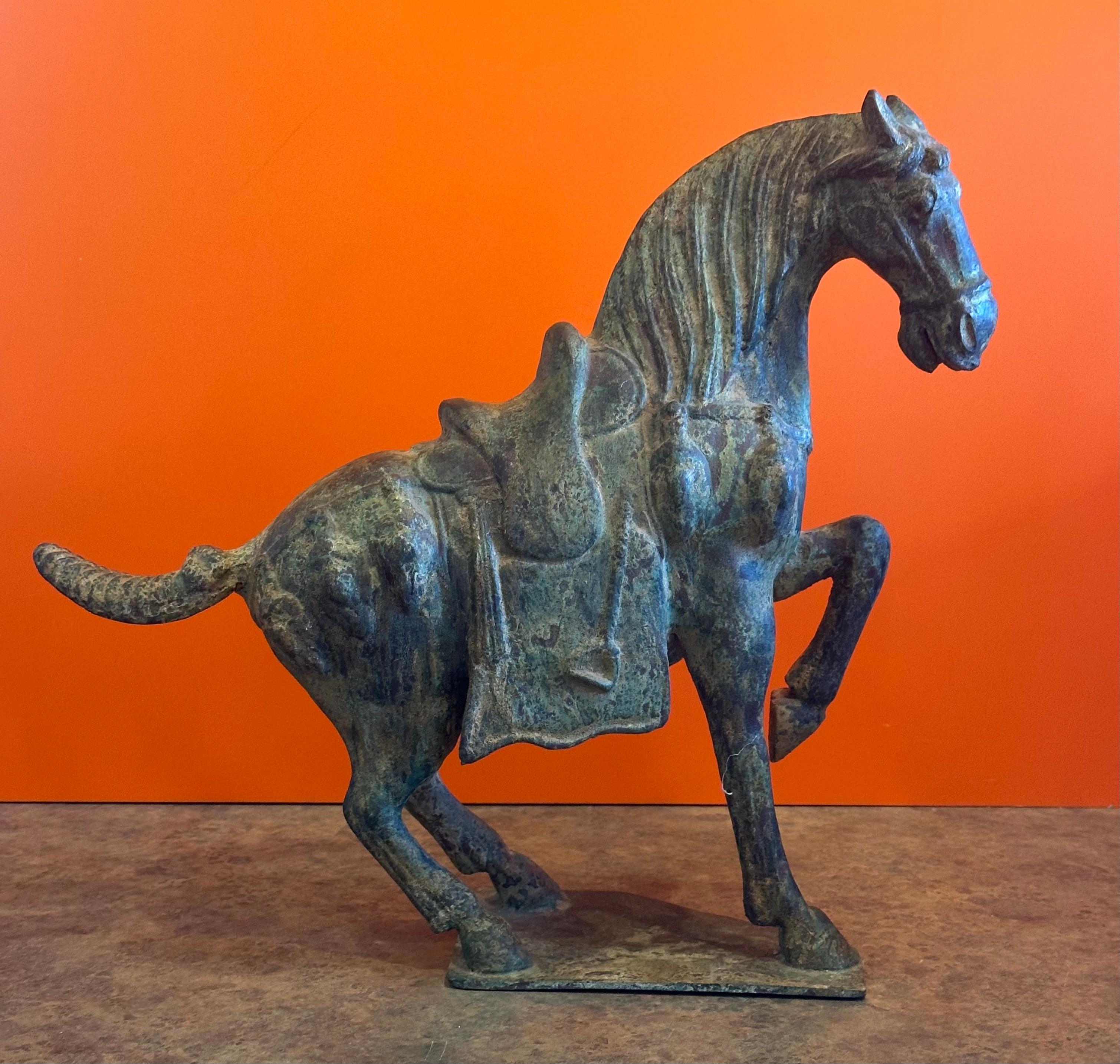 Sculpture chinoise en bronze vert-de-gris représentant un cheval T'ang en vente 5