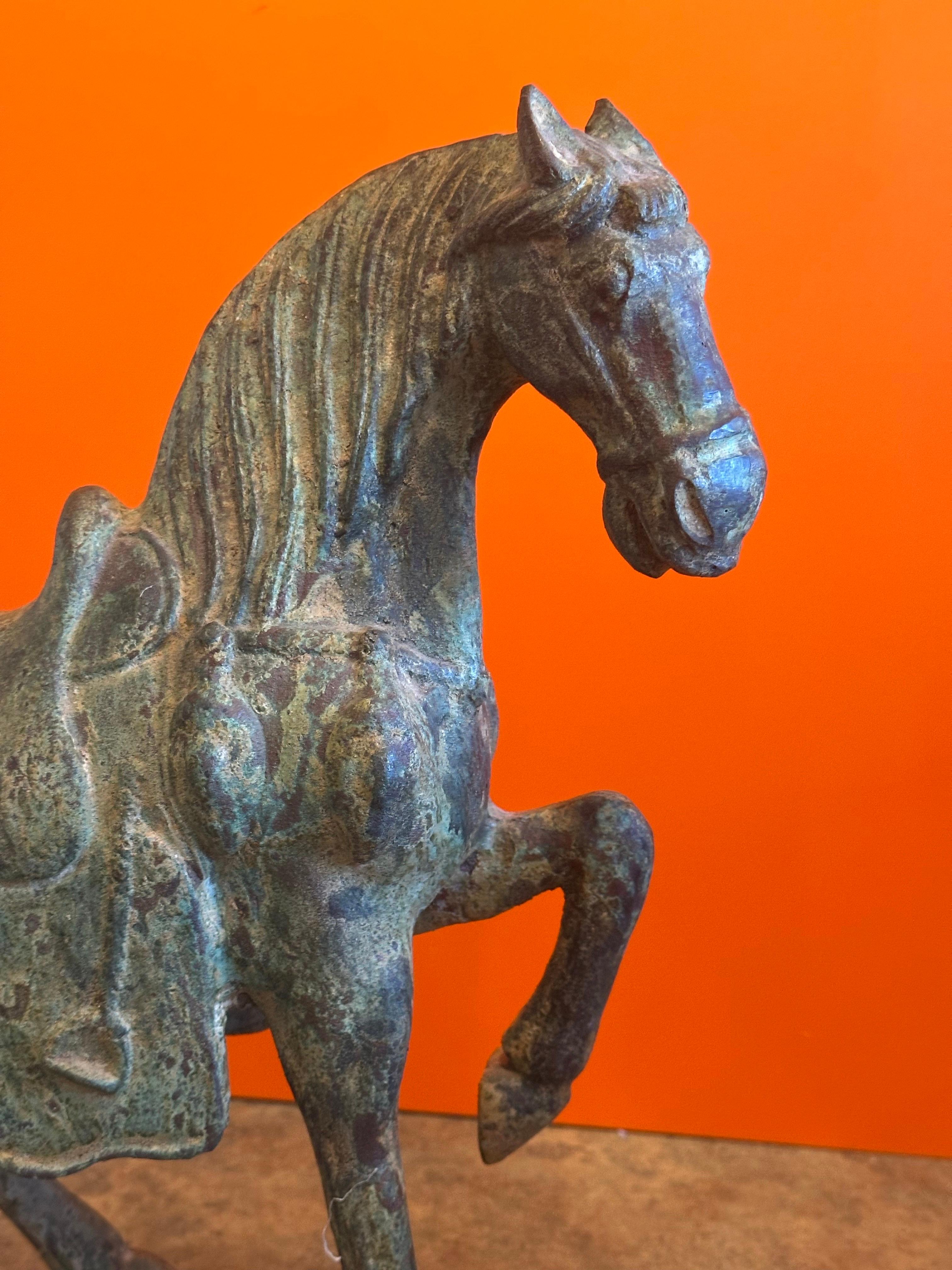 Sculpture chinoise en bronze vert-de-gris représentant un cheval T'ang en vente 6