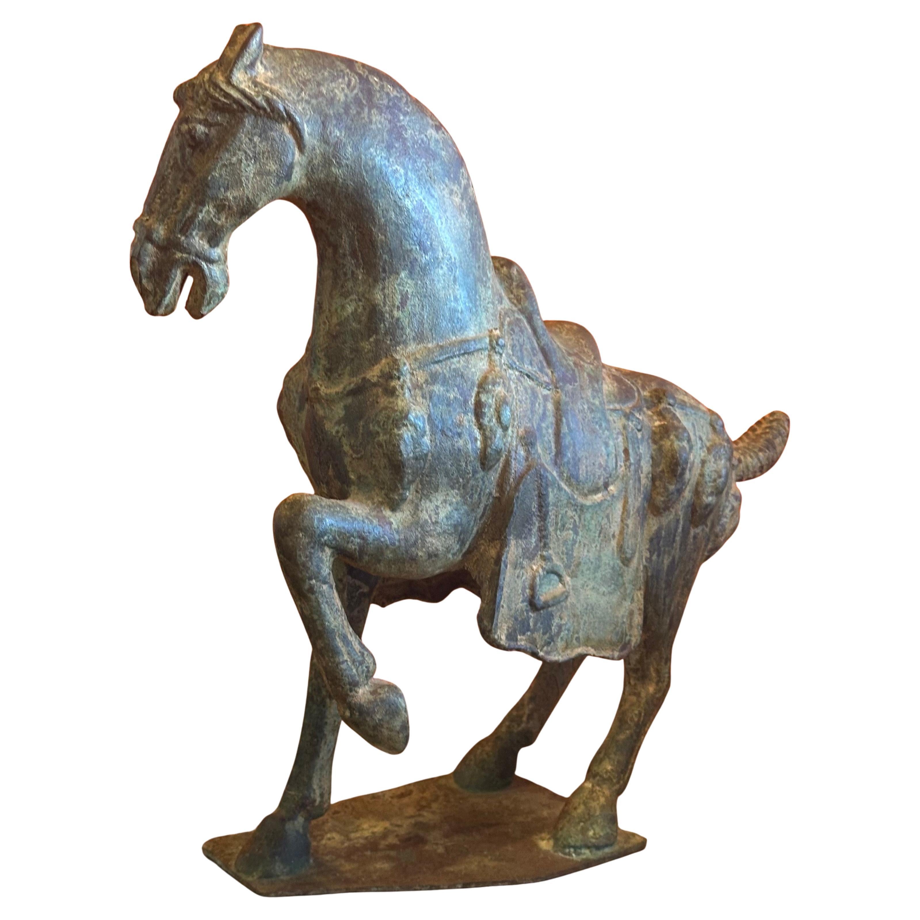 Sculpture chinoise en bronze vert-de-gris représentant un cheval T'ang en vente 7