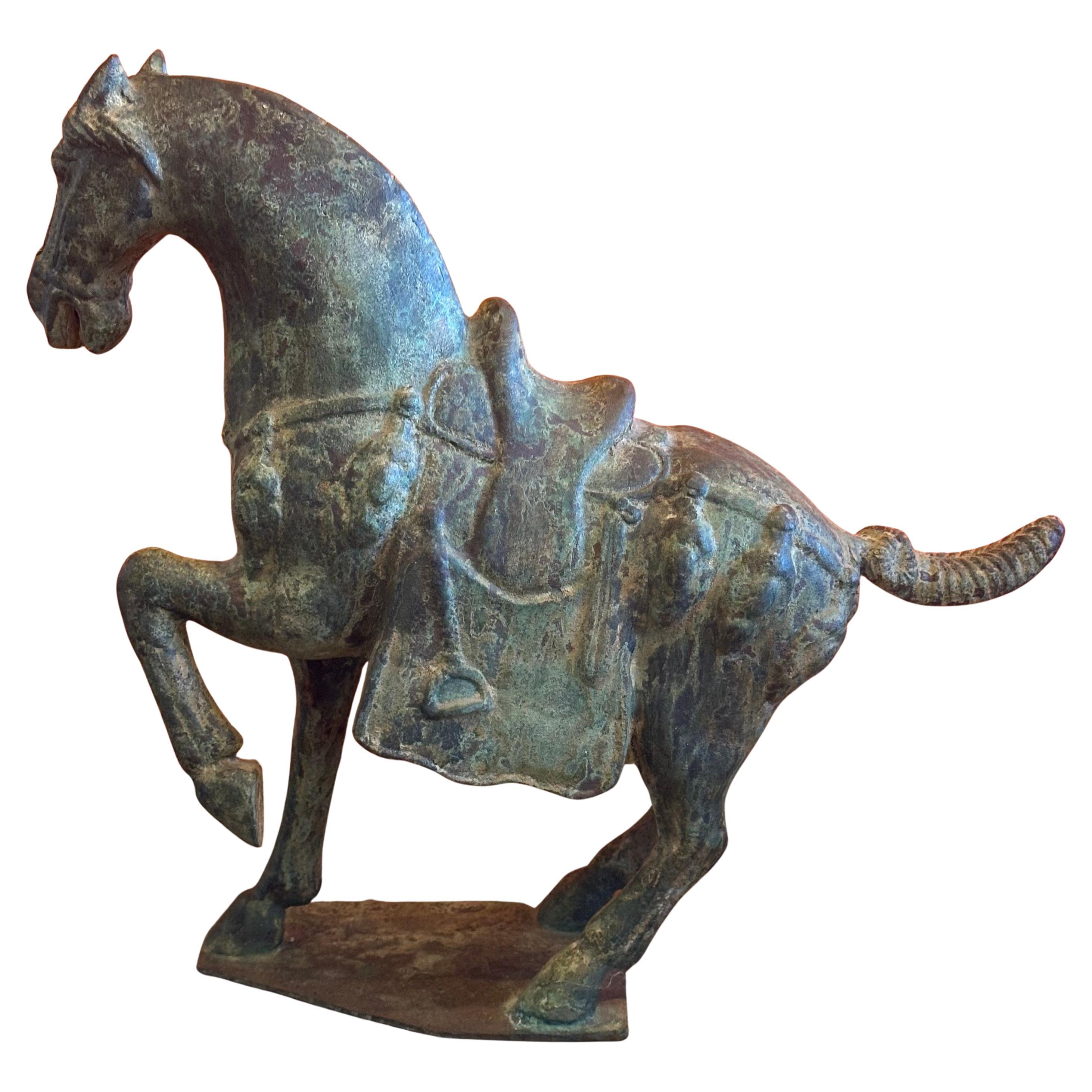Magnifique sculpture chinoise en bronze vert-de-gris représentant un cheval T'ang, vers les années 1970. Modelée d'après un véritable cheval découvert pendant la période de la 