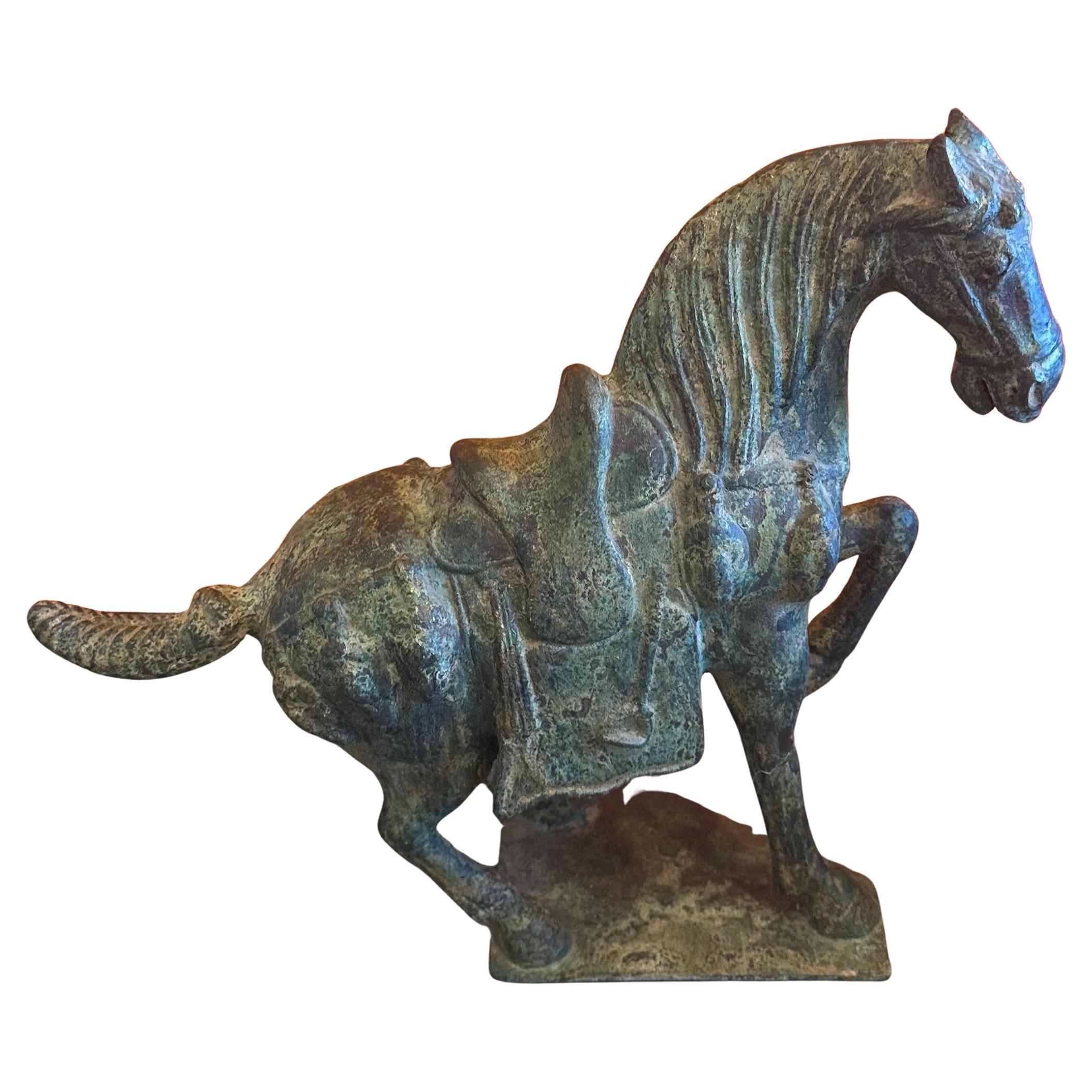 Tang Sculpture chinoise en bronze vert-de-gris représentant un cheval T'ang en vente