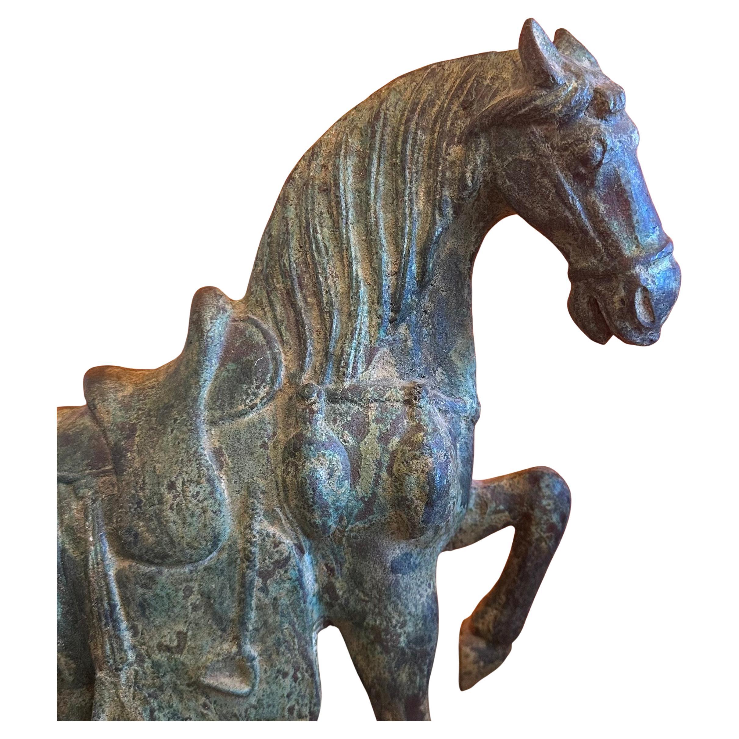 Chinois Sculpture chinoise en bronze vert-de-gris représentant un cheval T'ang en vente
