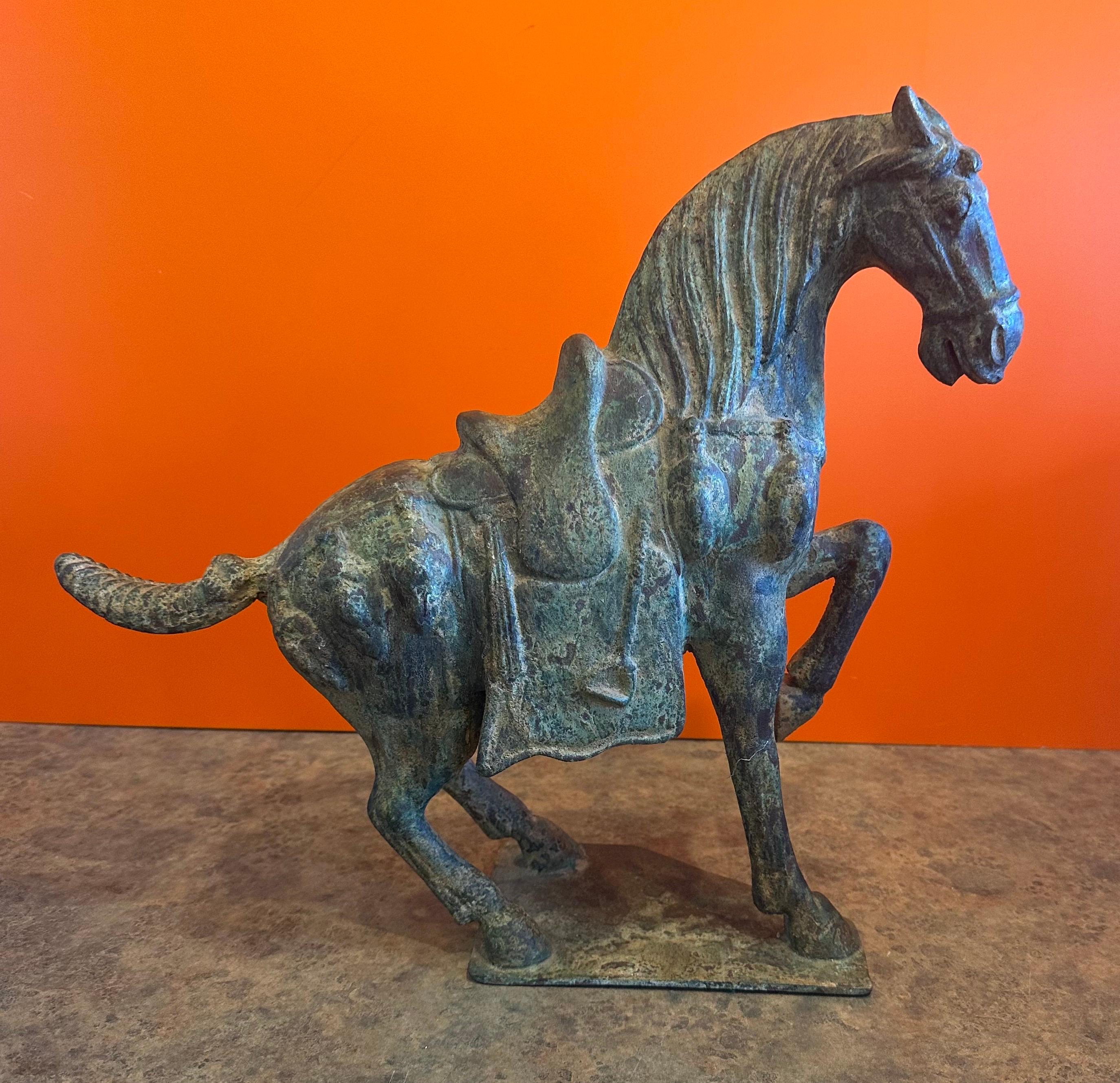 Sculpture chinoise en bronze vert-de-gris représentant un cheval T'ang Bon état - En vente à San Diego, CA