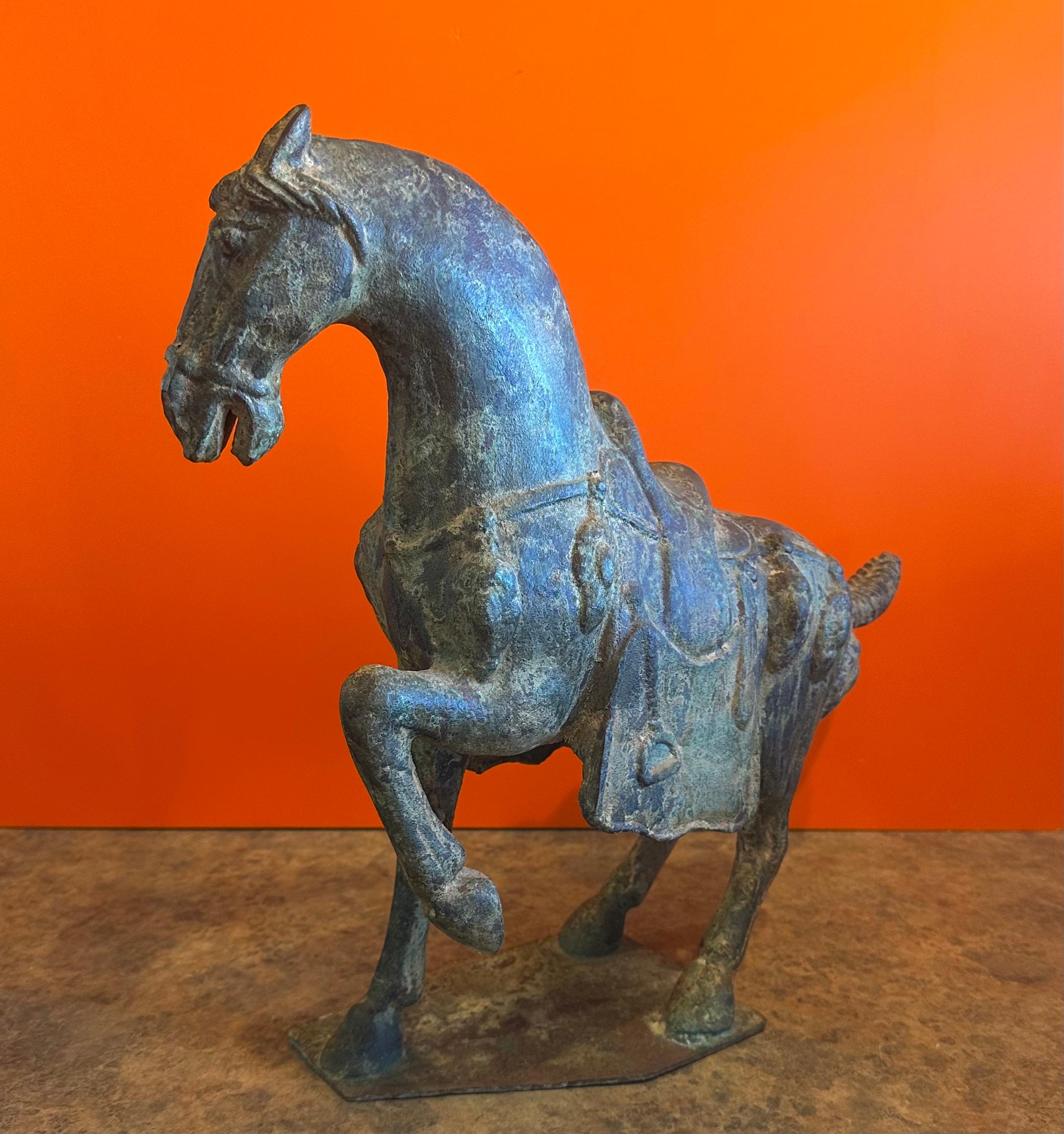 20ième siècle Sculpture chinoise en bronze vert-de-gris représentant un cheval T'ang en vente