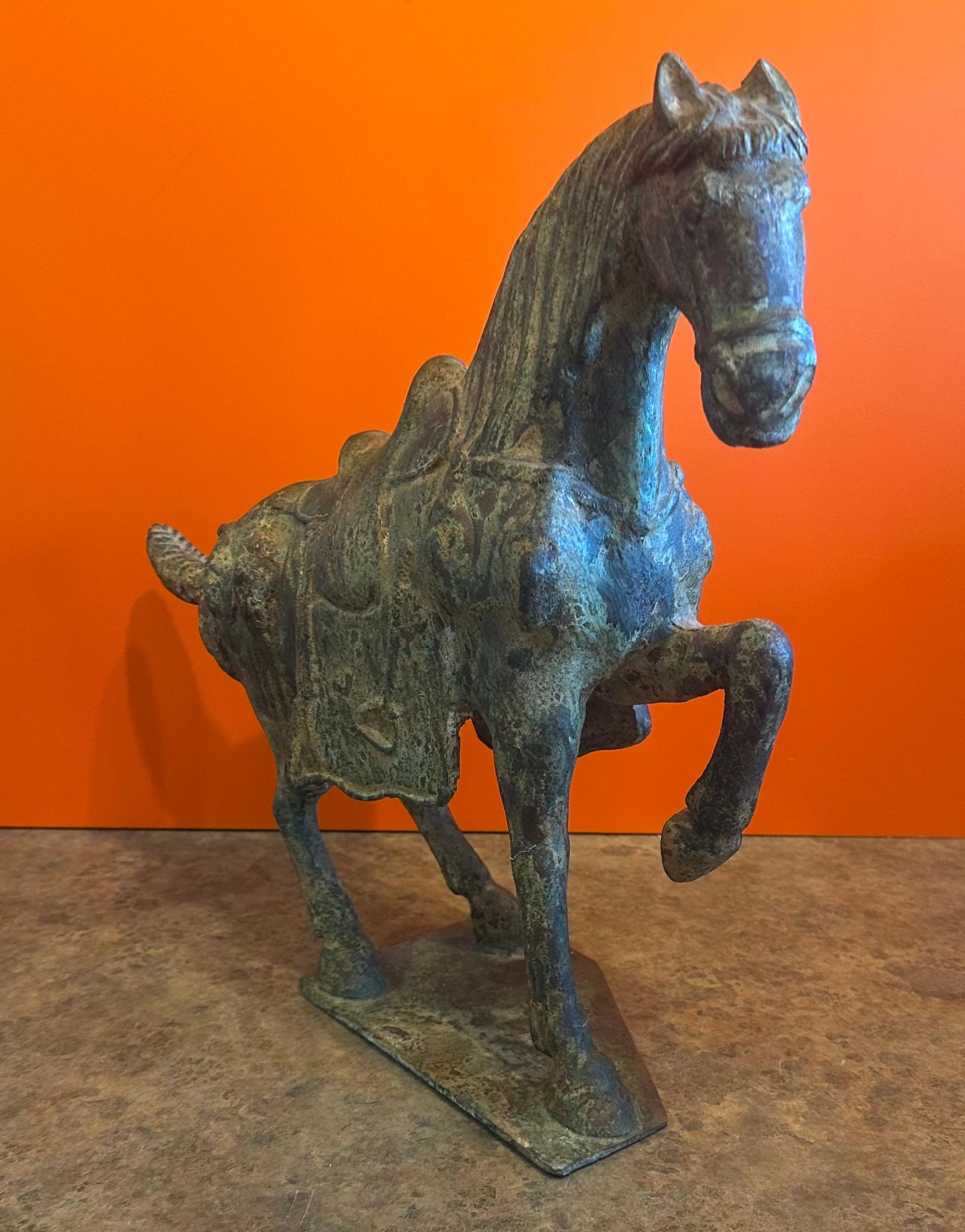 Bronze Sculpture chinoise en bronze vert-de-gris représentant un cheval T'ang en vente