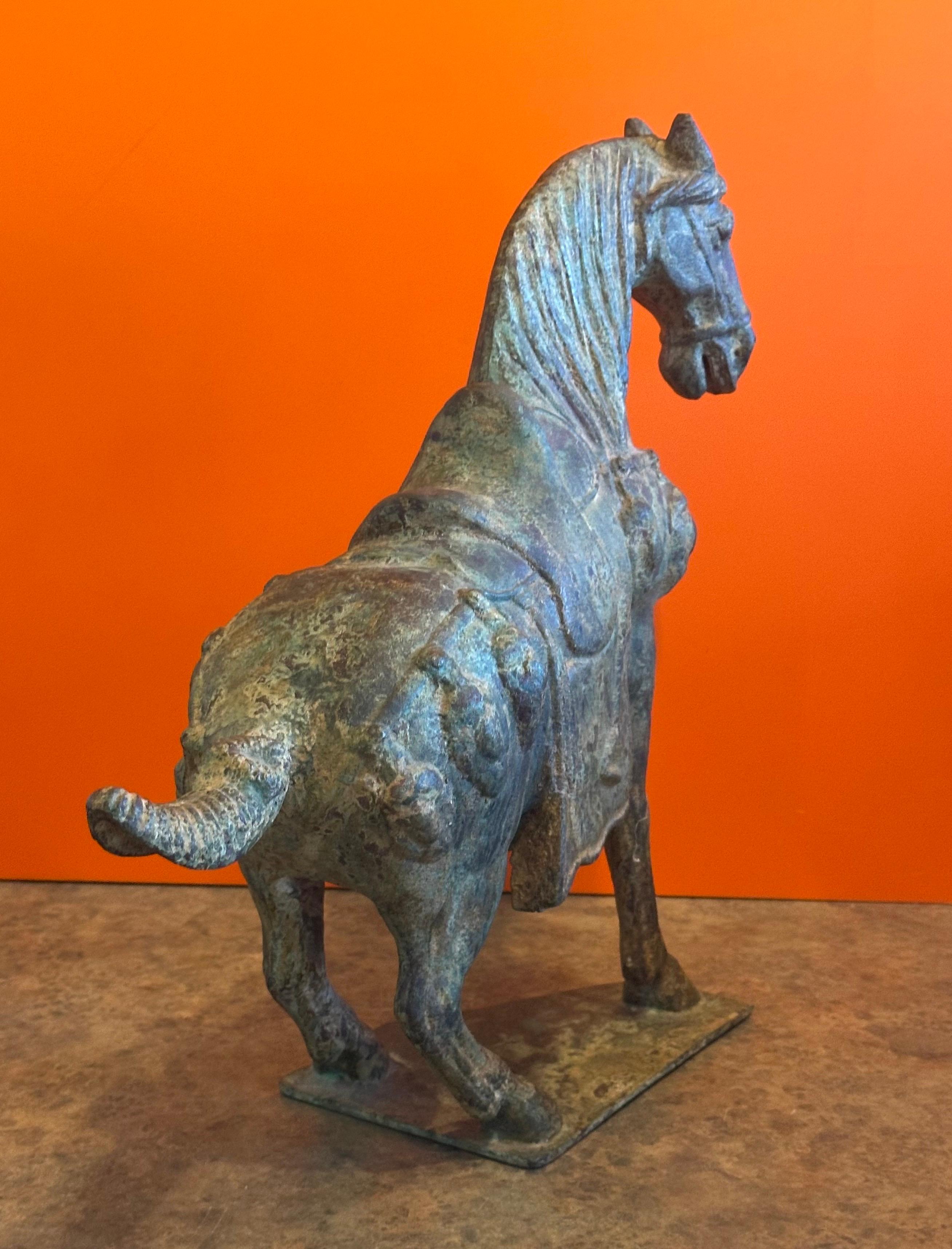 Sculpture chinoise en bronze vert-de-gris représentant un cheval T'ang en vente 1