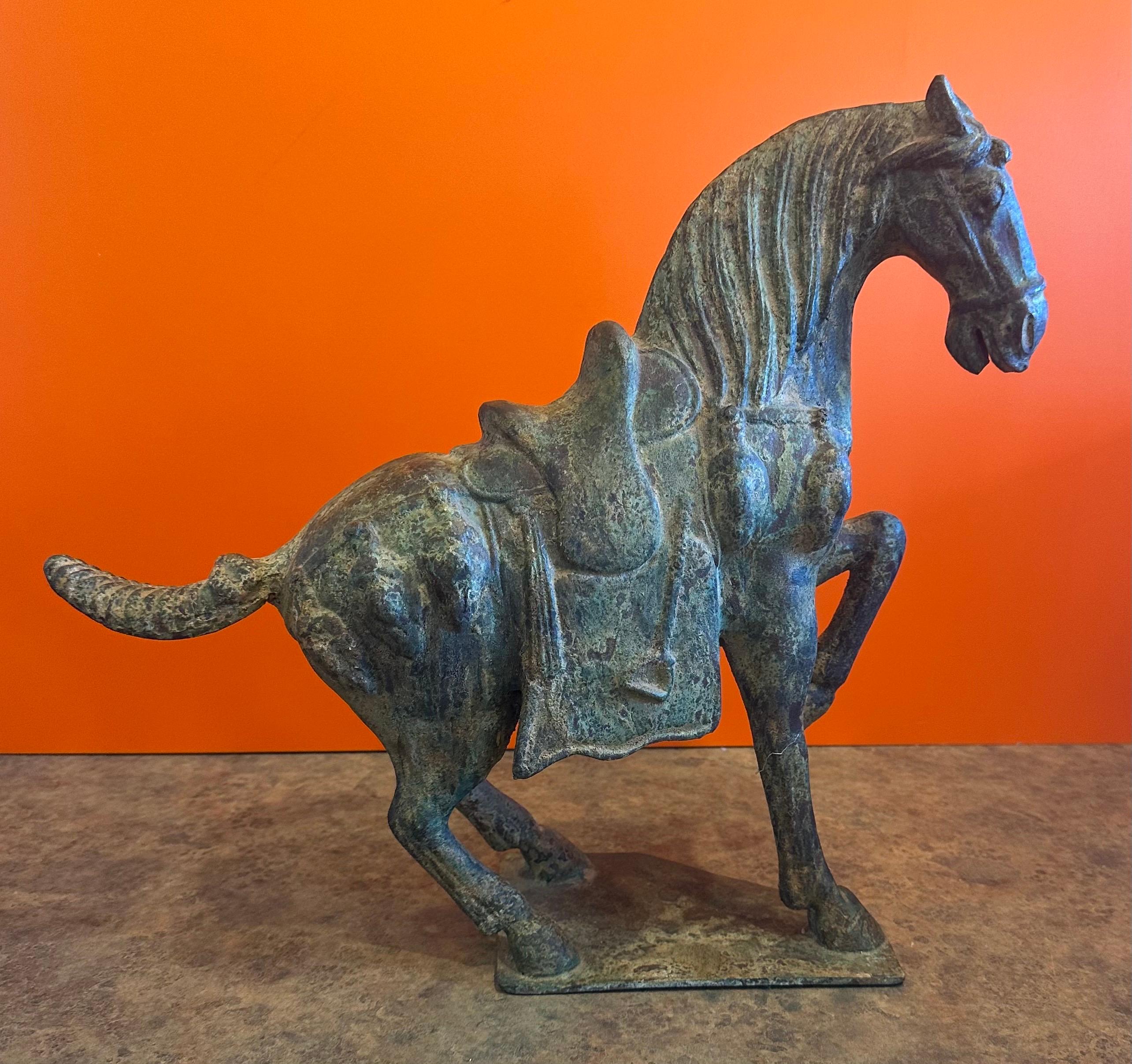Sculpture chinoise en bronze vert-de-gris représentant un cheval T'ang en vente 2