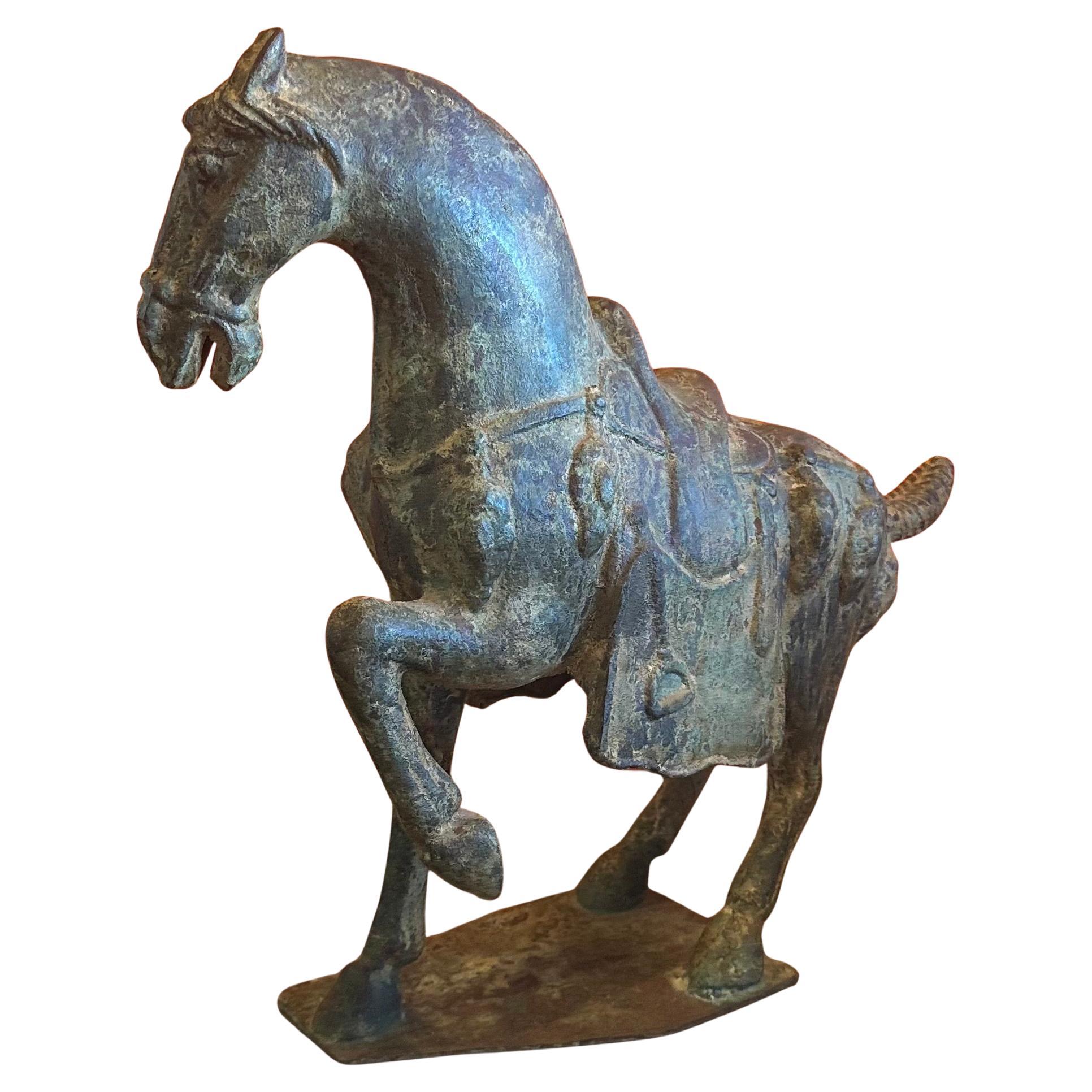 Sculpture chinoise en bronze vert-de-gris représentant un cheval T
ang