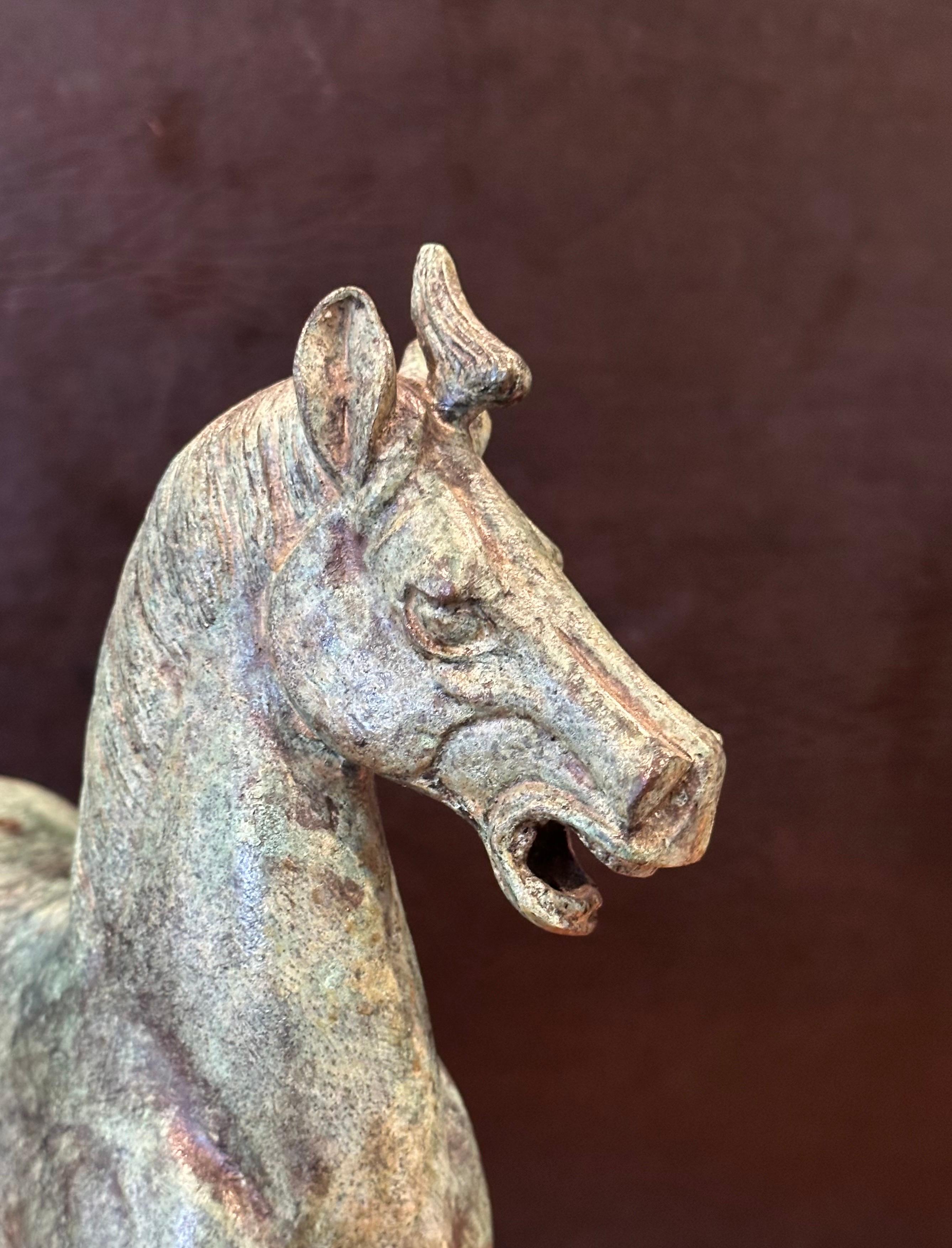 Scultura di cavallo cinese T'ang in bronzo Verdigris su base di Wood in vendita 3