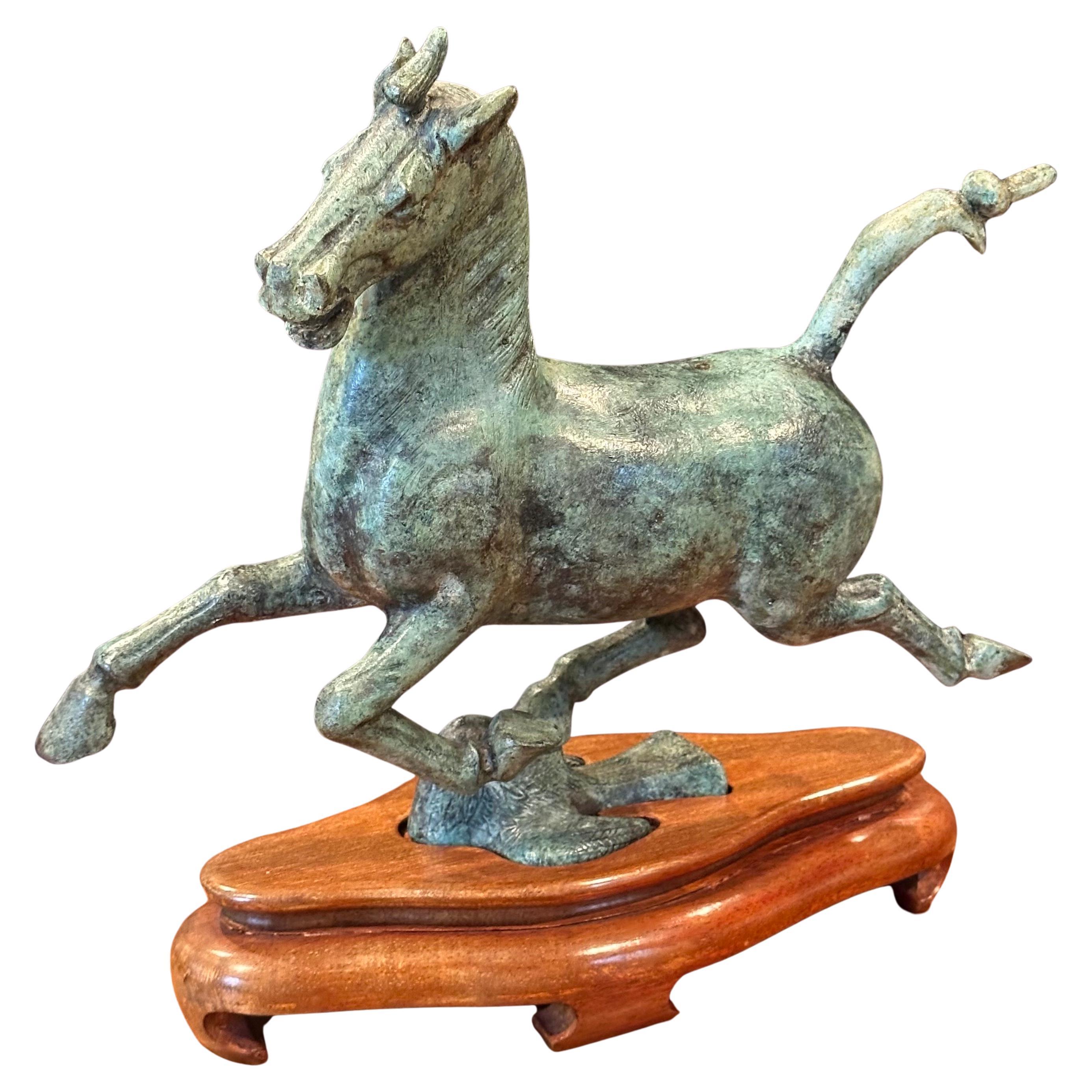 Scultura di cavallo cinese T'ang in bronzo Verdigris su base di Wood in vendita 5
