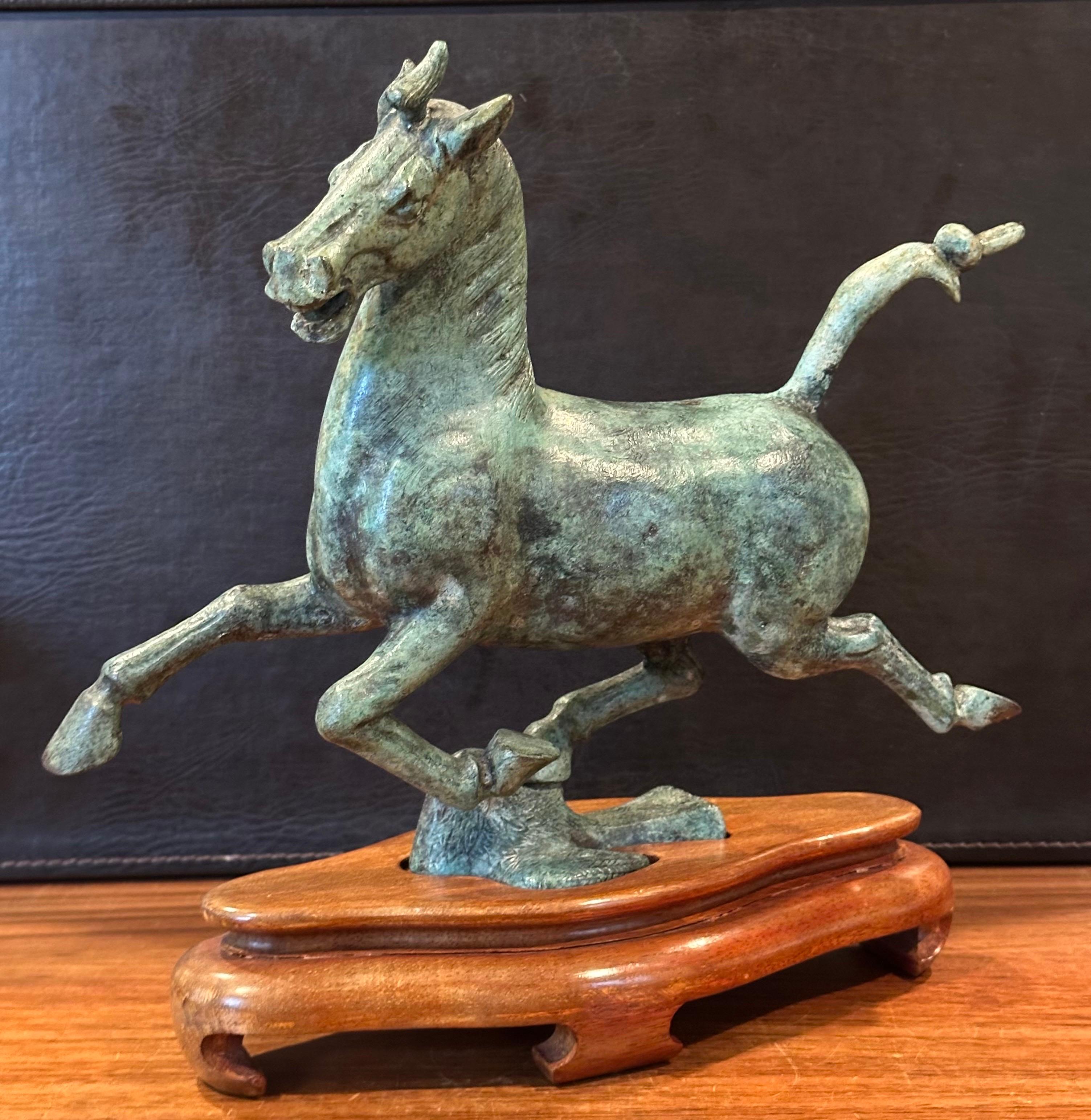 Tang Scultura di cavallo cinese T'ang in bronzo Verdigris su base di Wood in vendita