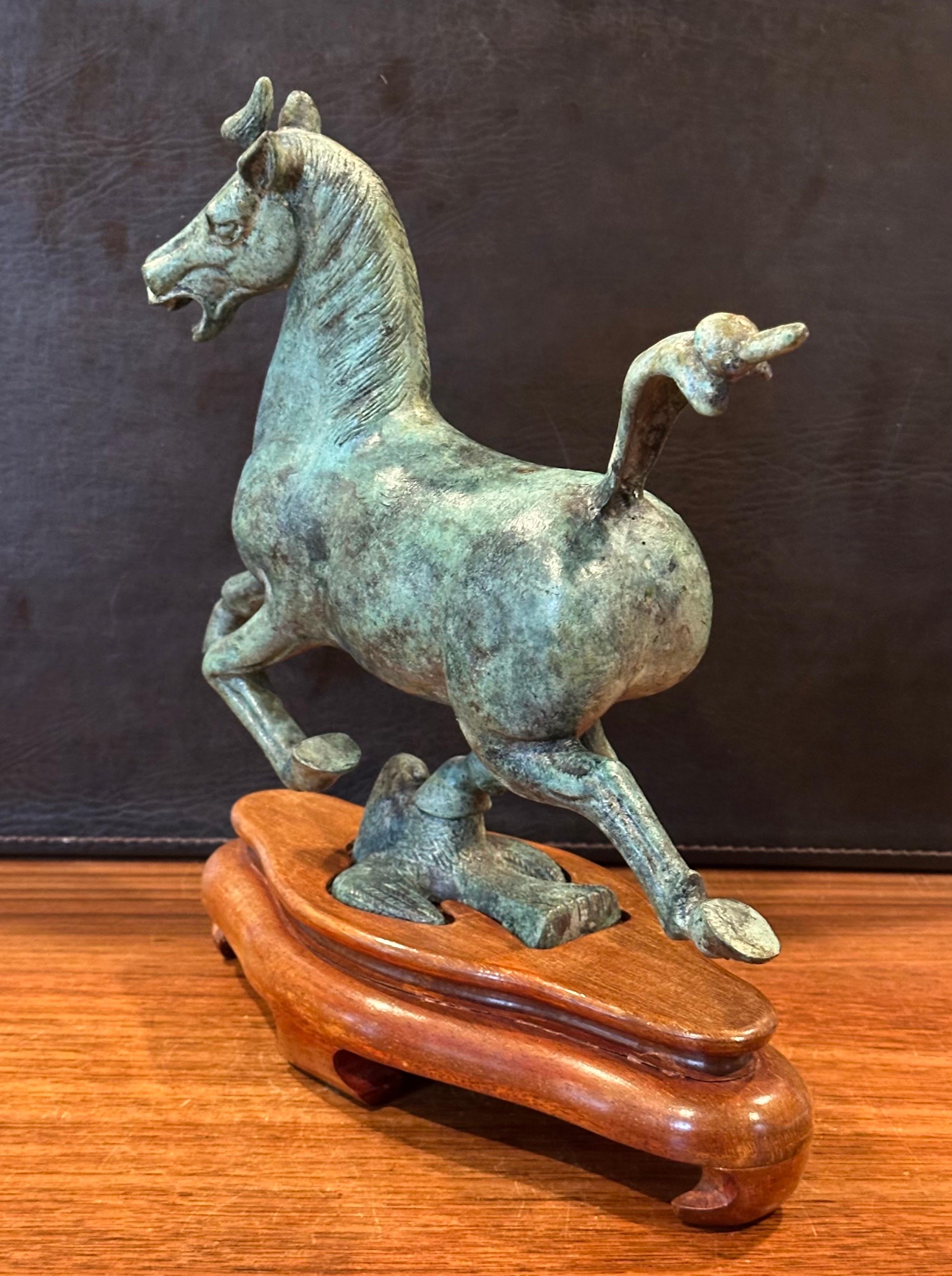 Cinese Scultura di cavallo cinese T'ang in bronzo Verdigris su base di Wood in vendita