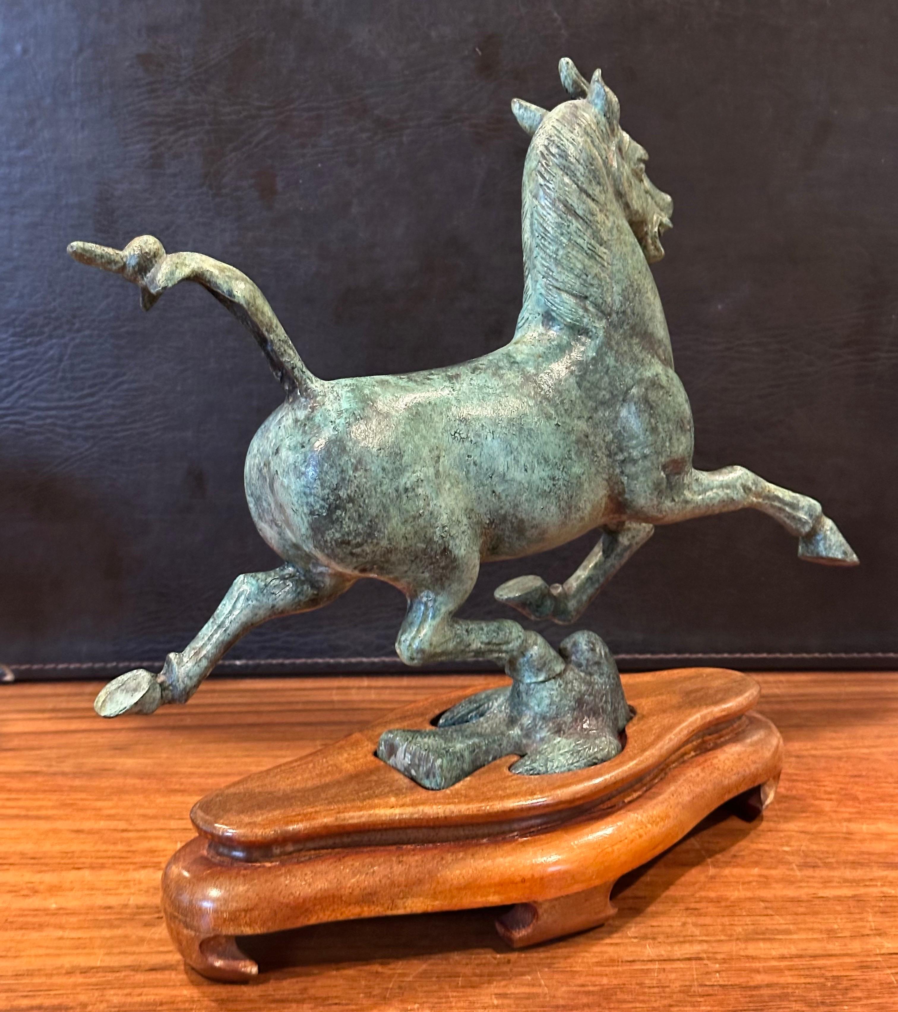 Scultura di cavallo cinese T'ang in bronzo Verdigris su base di Wood In condizioni buone in vendita a San Diego, CA